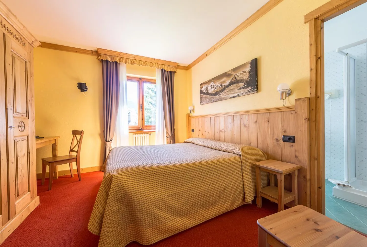 Bedroom, Bed in Hotel Crampon