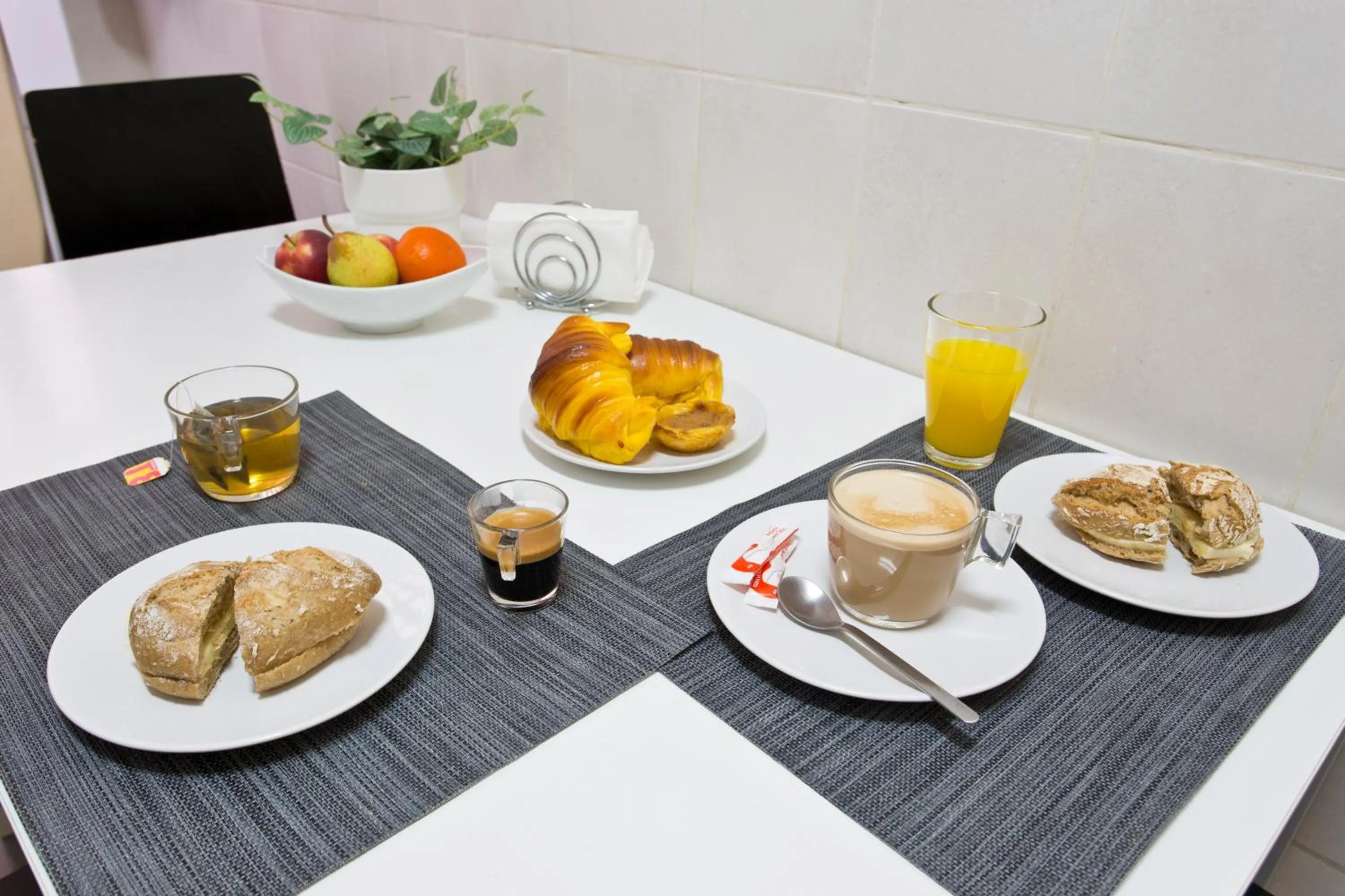 Breakfast in Home @ Porto Clérigos Apartment