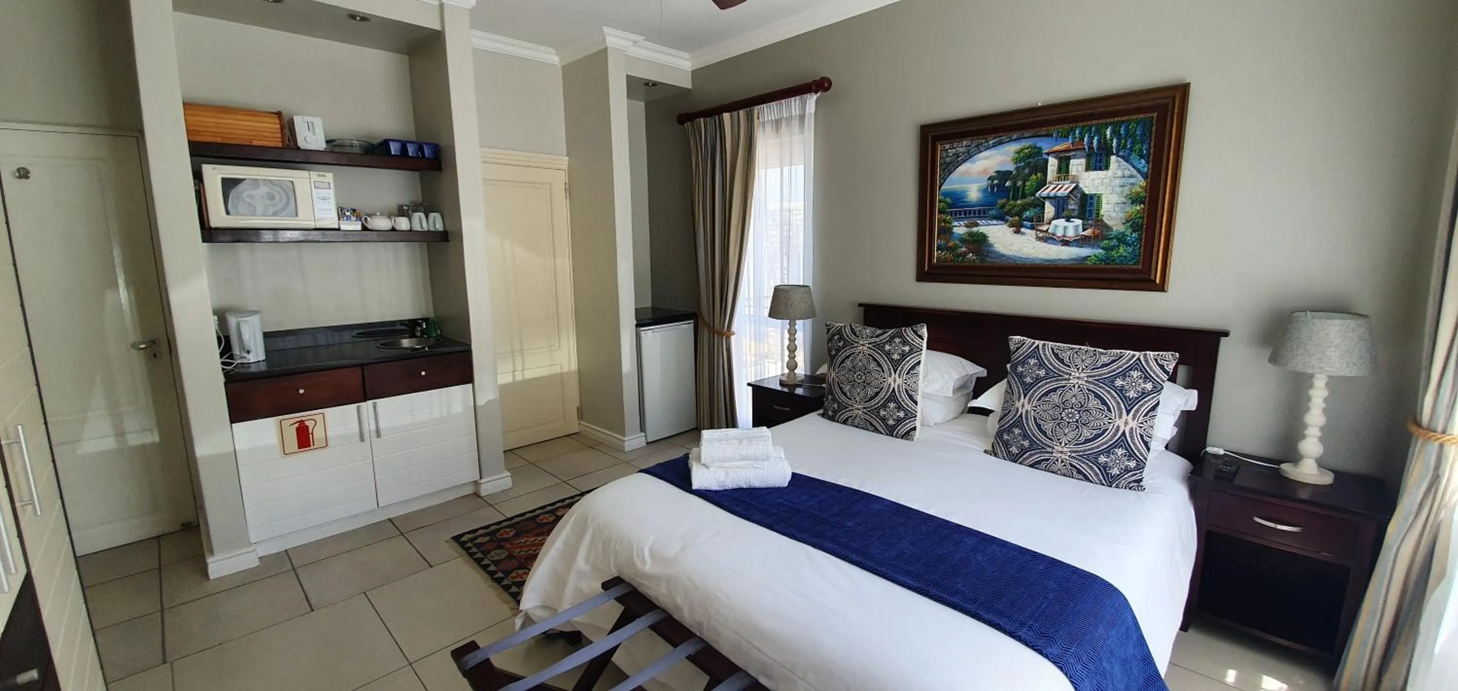 Photo of the whole room, Bed in Brenton On The Rocks