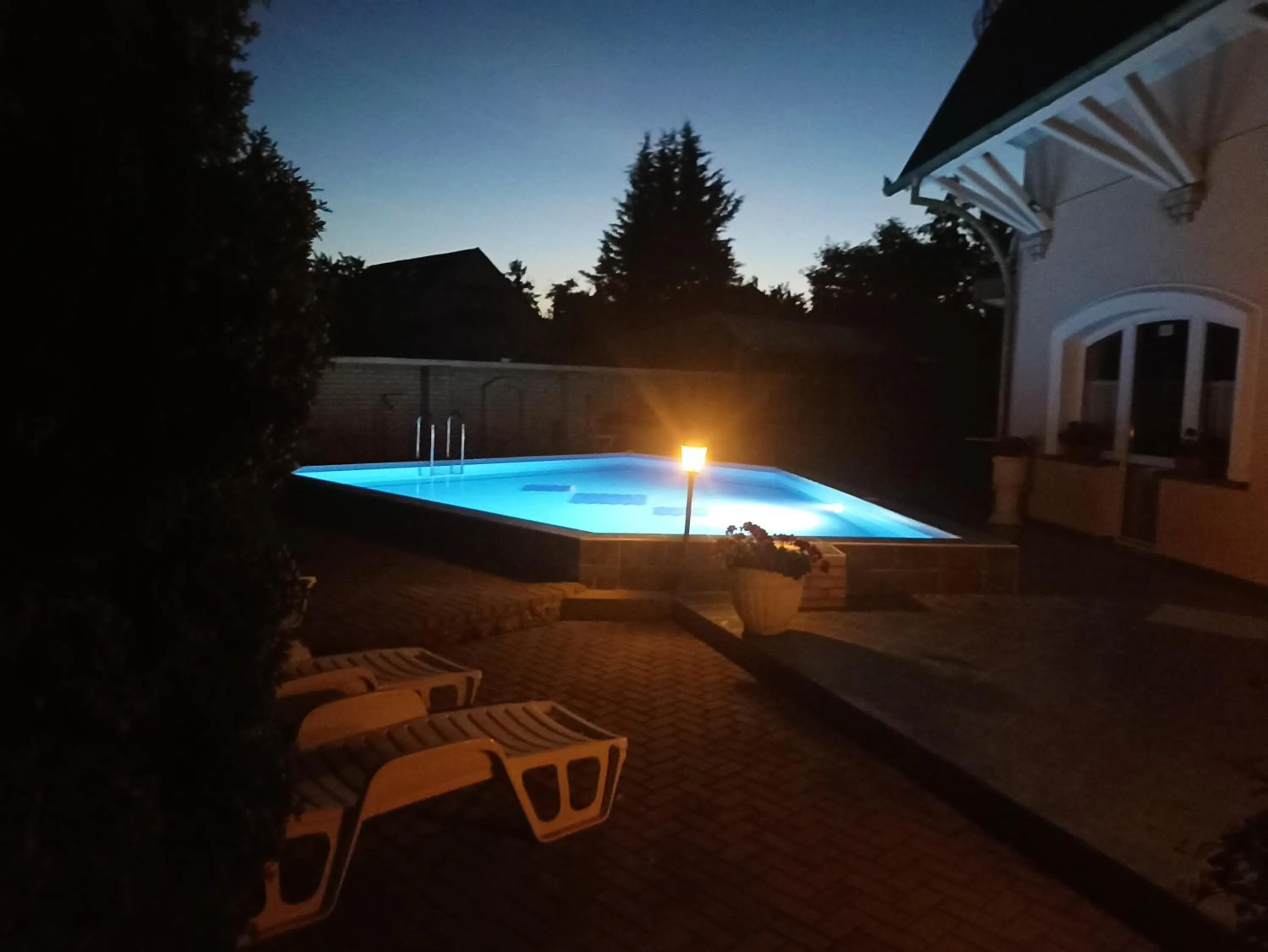 Swimming pool in Muschel Panzió