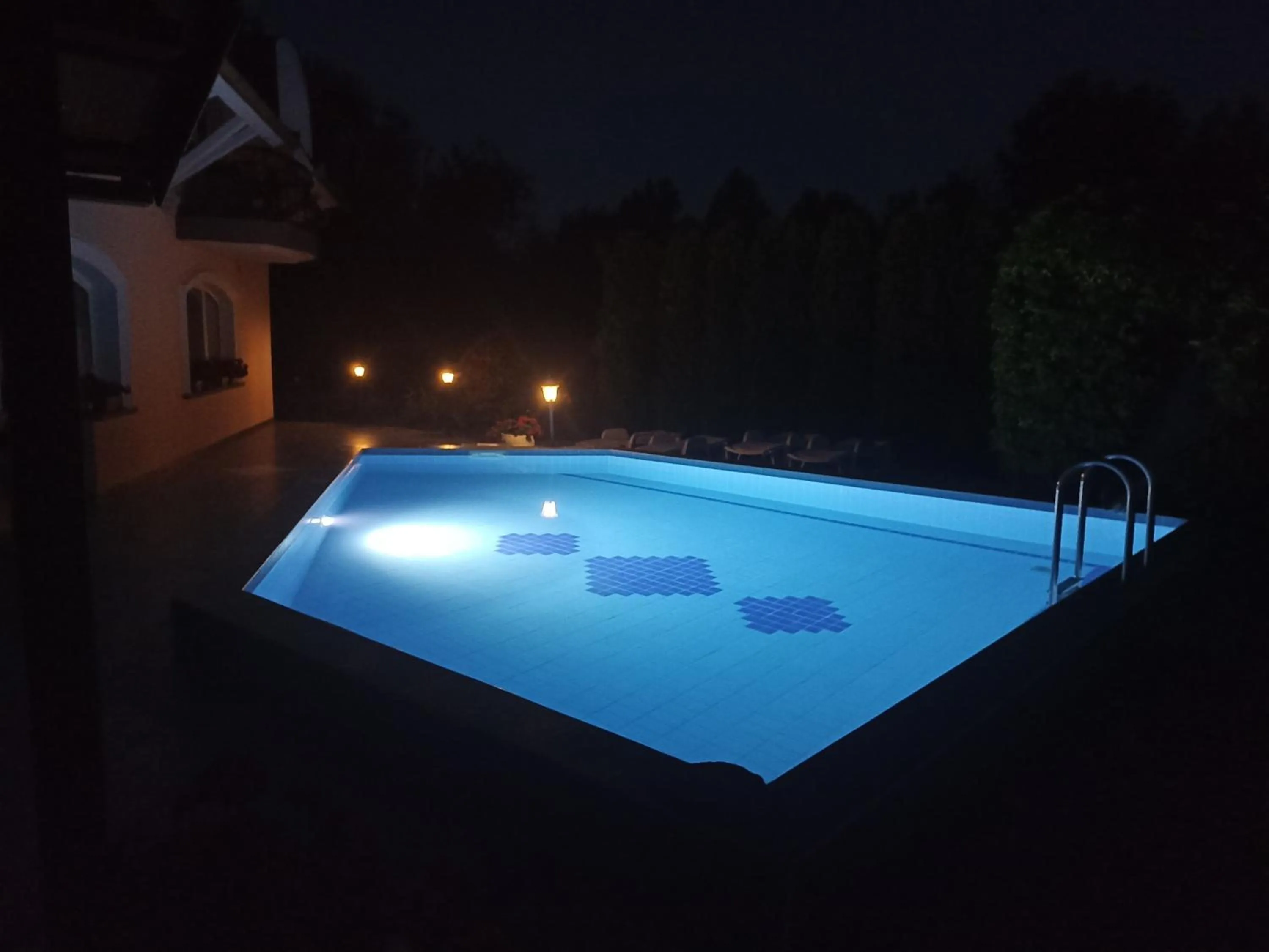 Swimming pool in Muschel Panzió