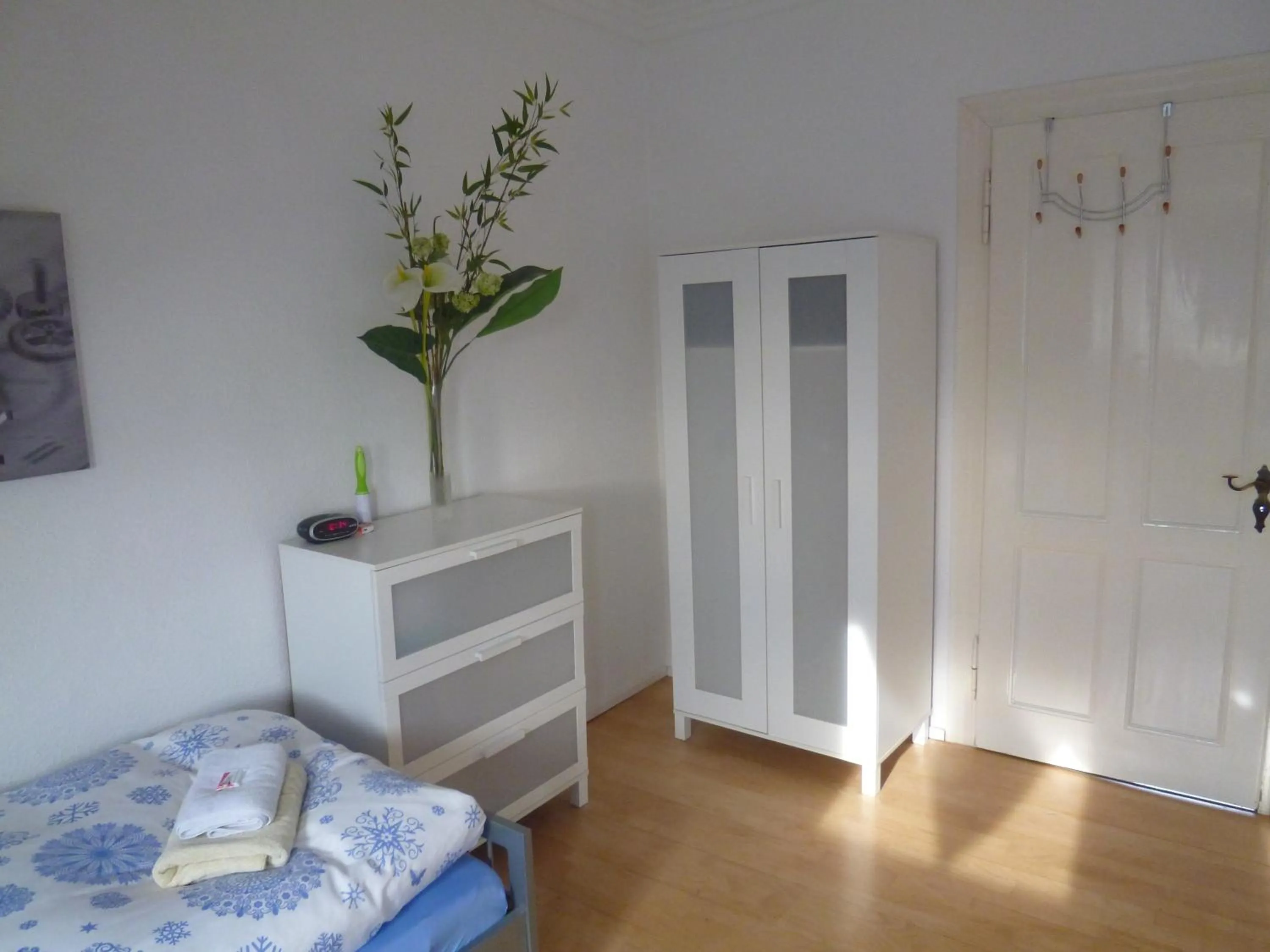 Bedroom, Bed in Airport Apartment