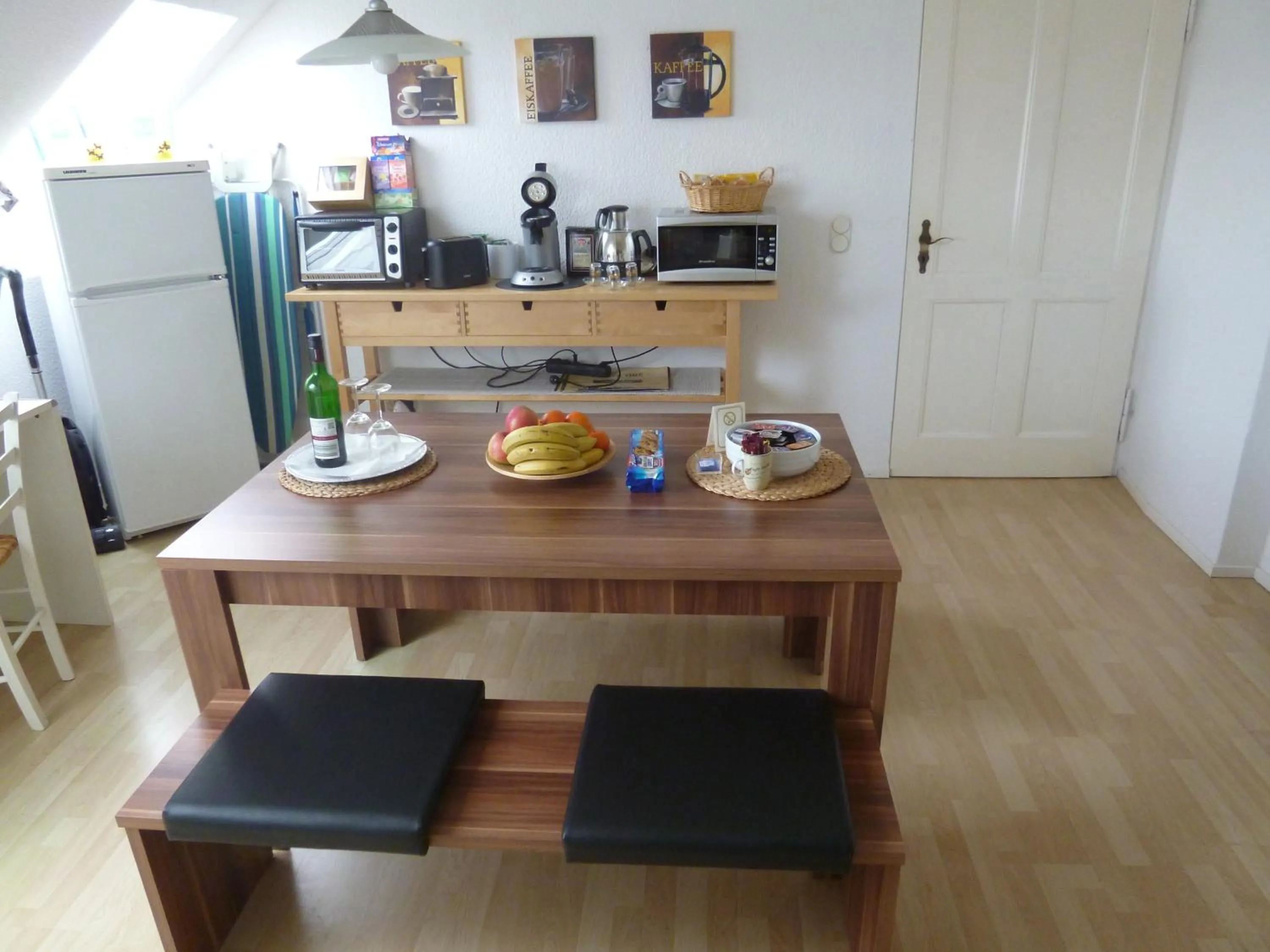 Dining area in Airport Apartment