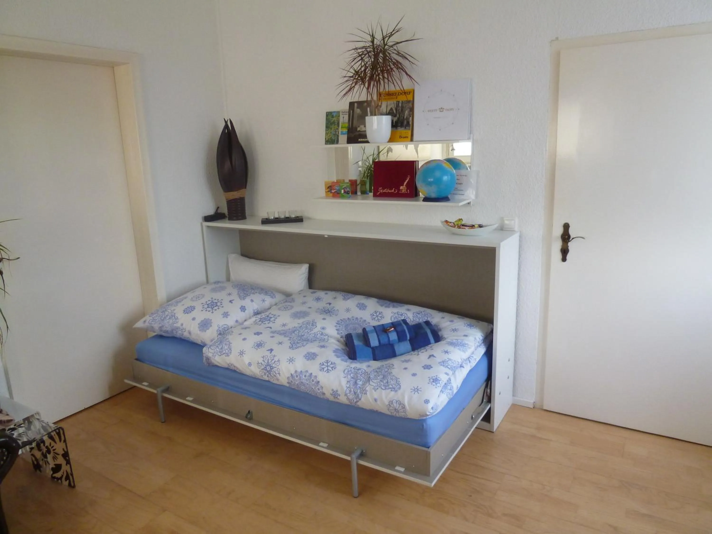 Bedroom, Bed in Airport Apartment