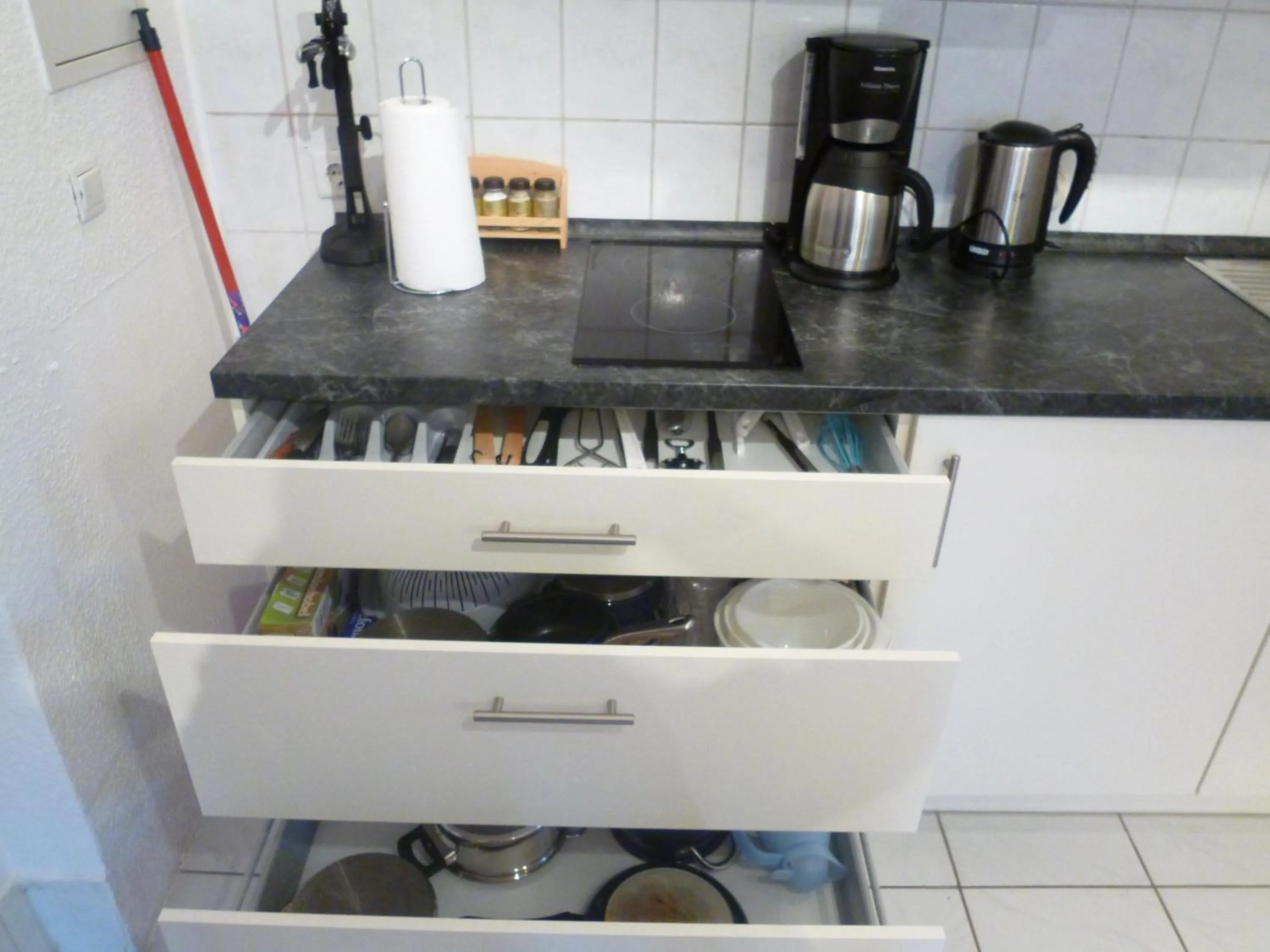 Kitchen or kitchenette in Airport Apartment