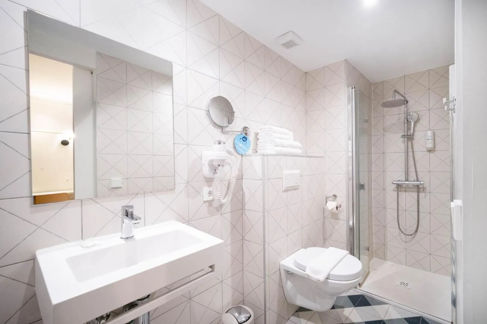 Bathroom in Apuntadores 8