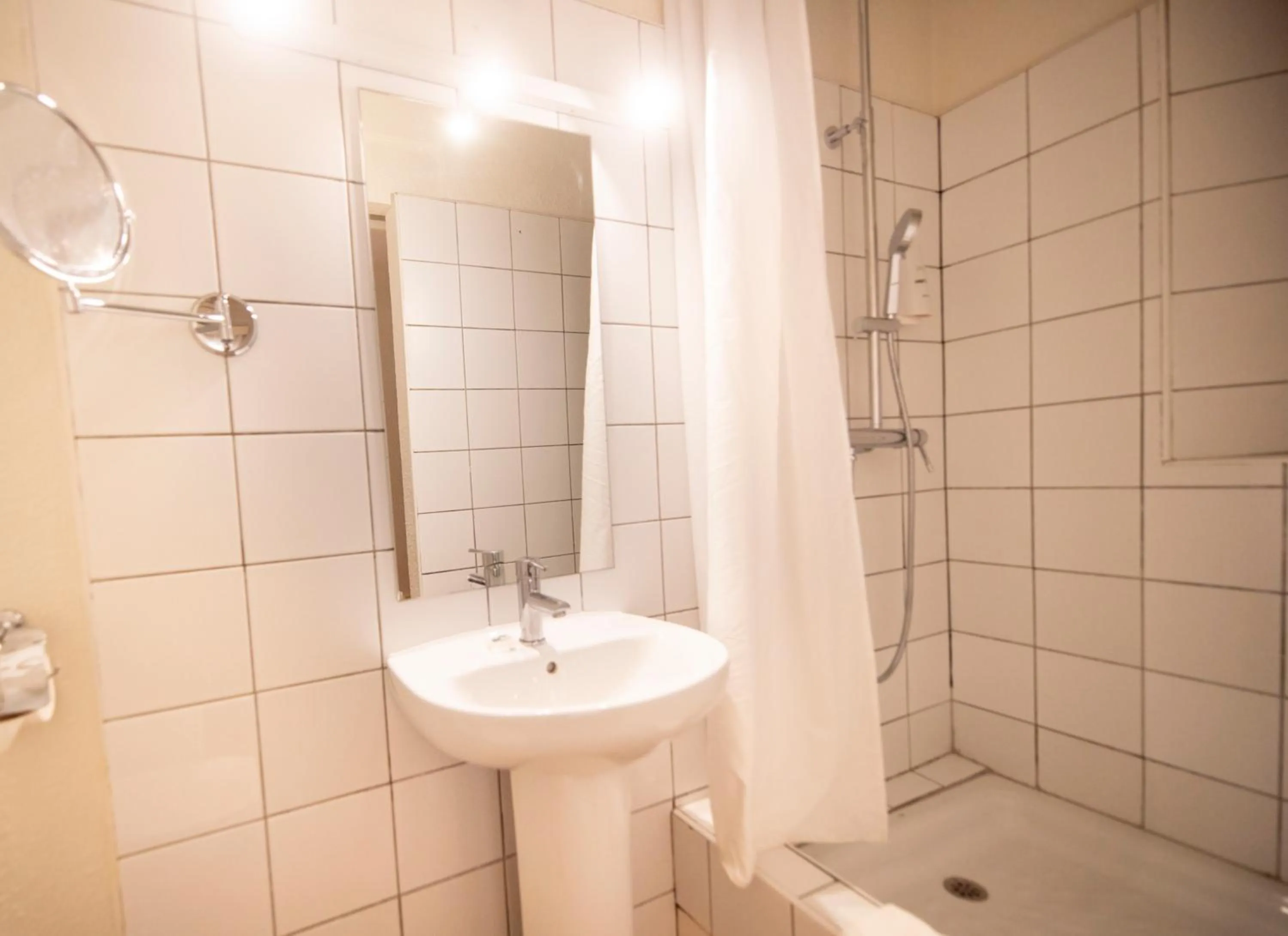 Bathroom in Apuntadores 8