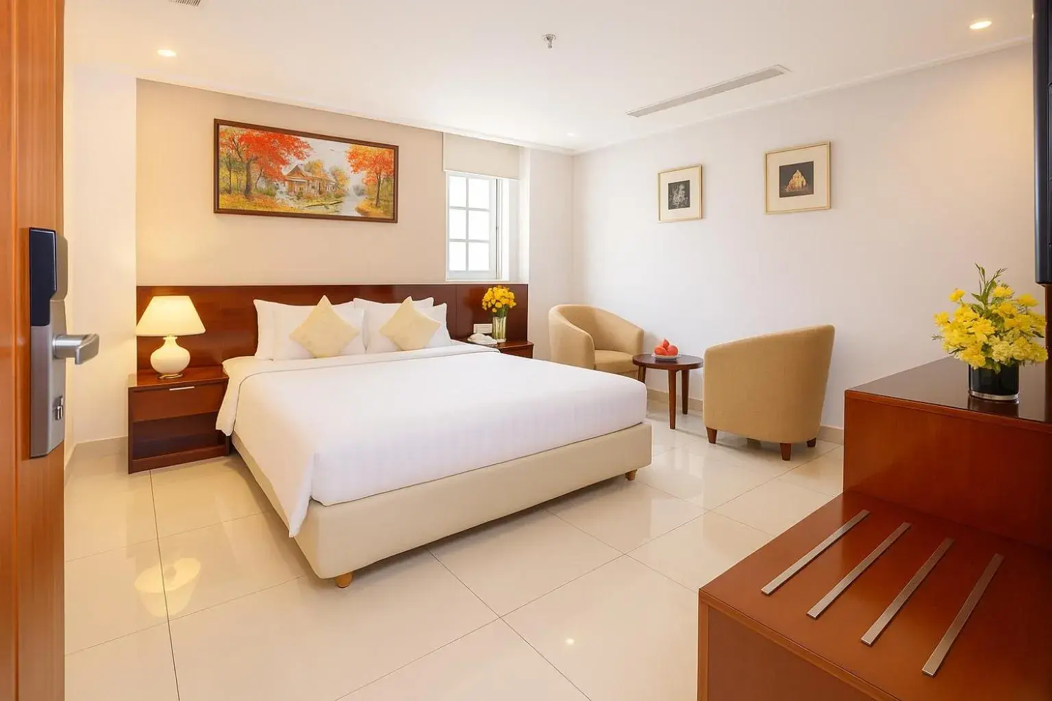 Deluxe Double Room in White Lotus Hotel Saigon Deluxe Double Room in White Lotus Hotel Saigon