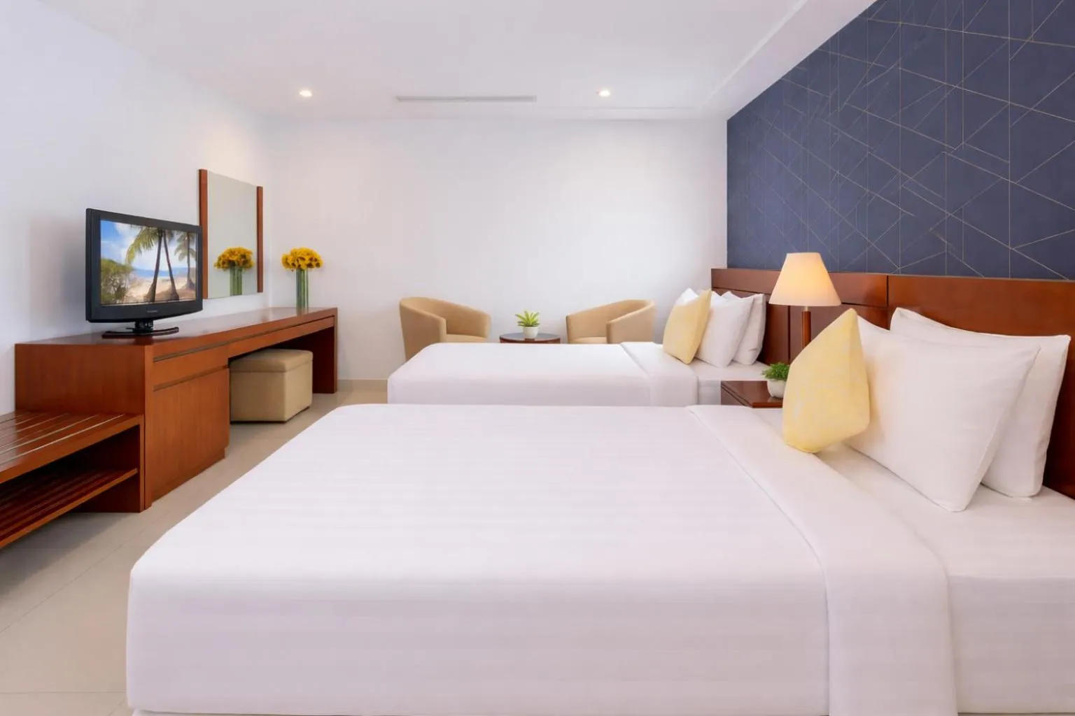 Bed in White Lotus Hotel Saigon