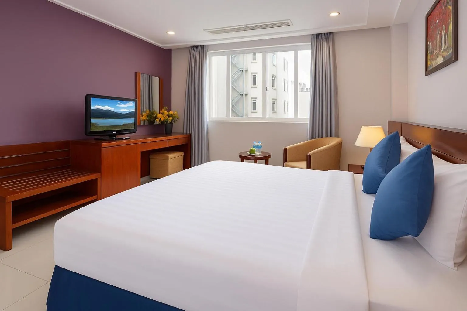 Bed in White Lotus Hotel Saigon