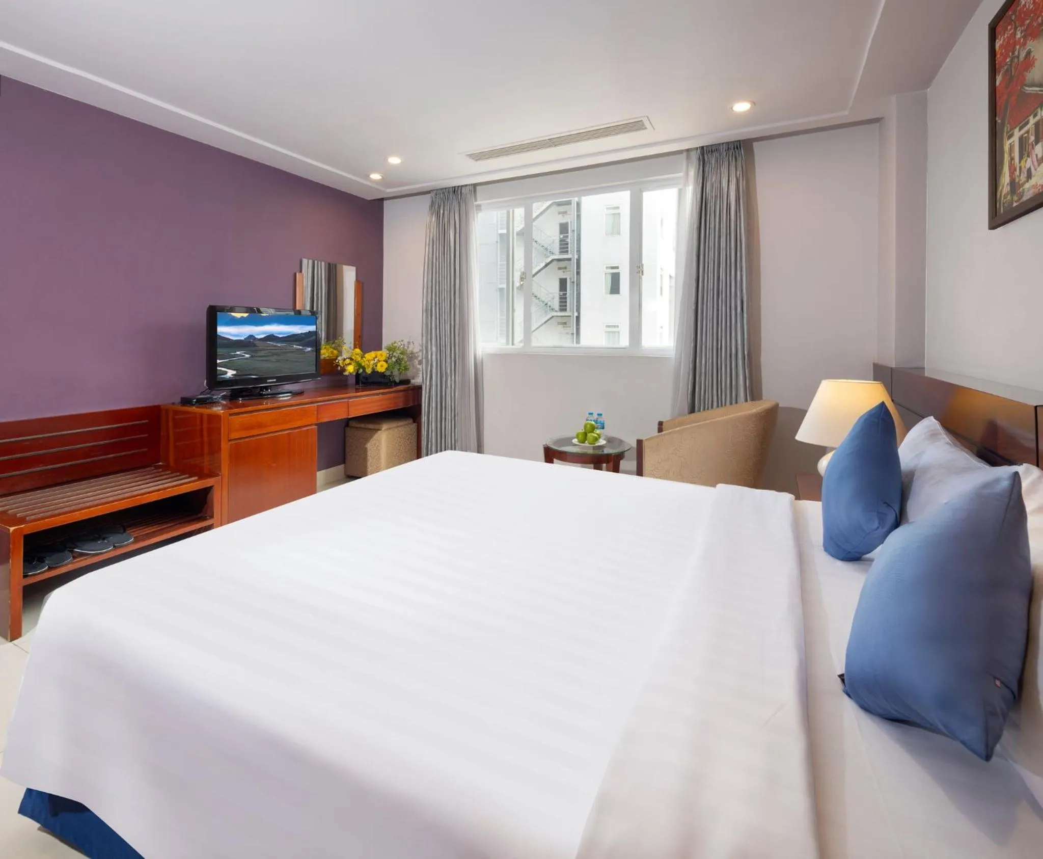 Bed in White Lotus Hotel Saigon