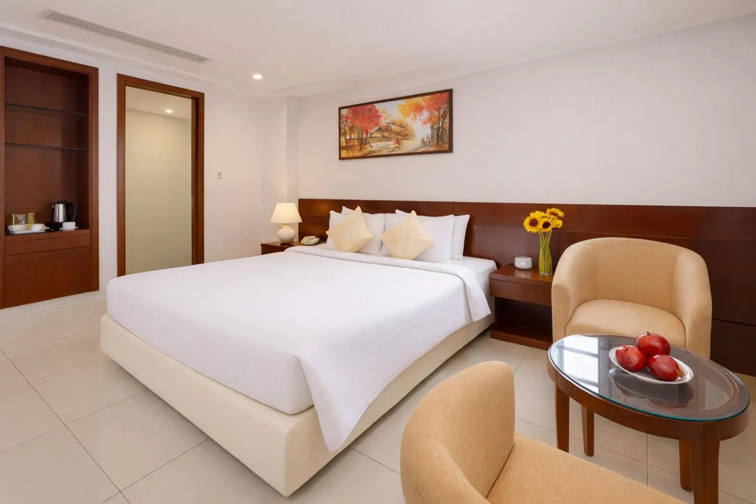 Photo of the whole room, Bed in White Lotus Hotel Saigon