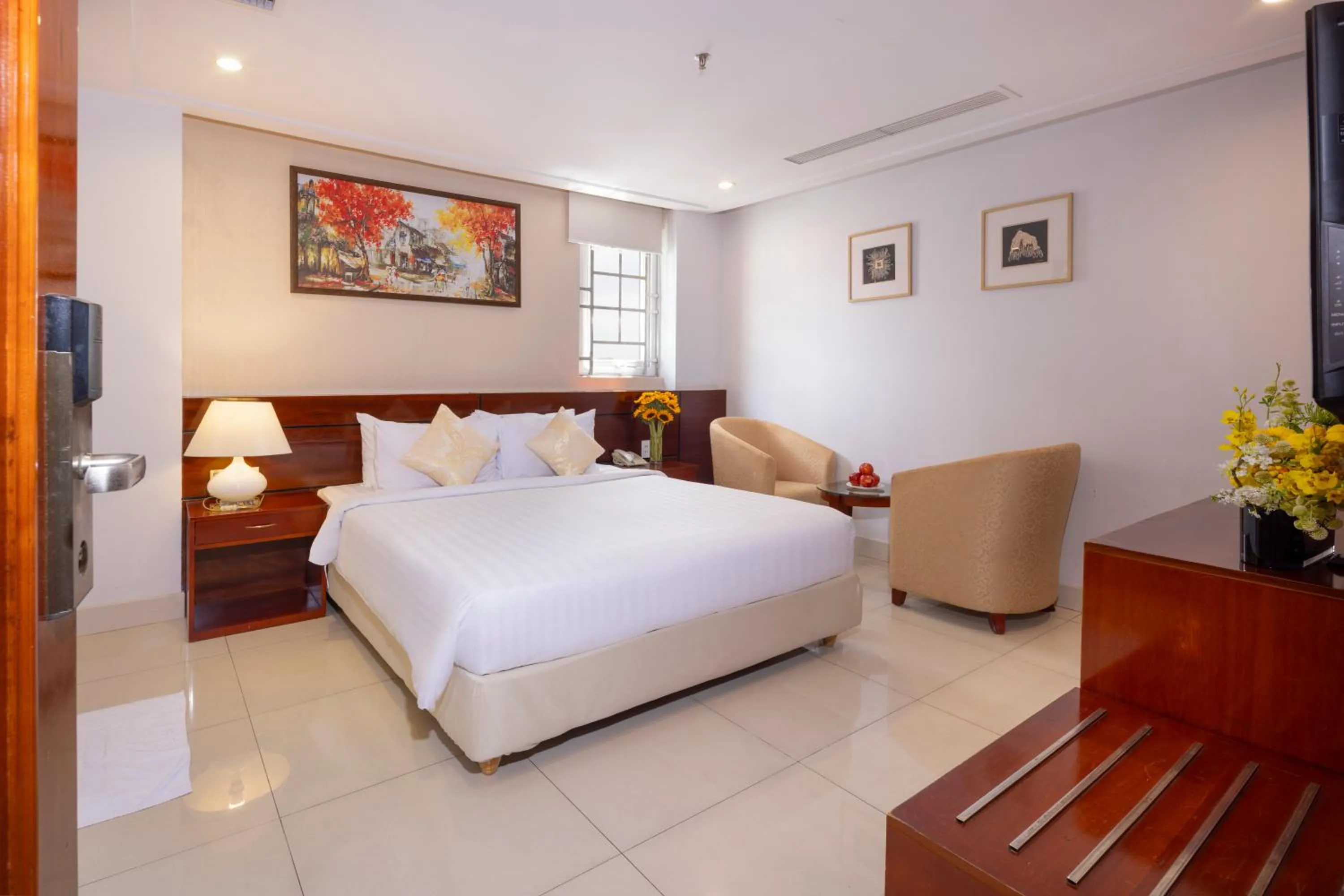 Bed in White Lotus Hotel Saigon
