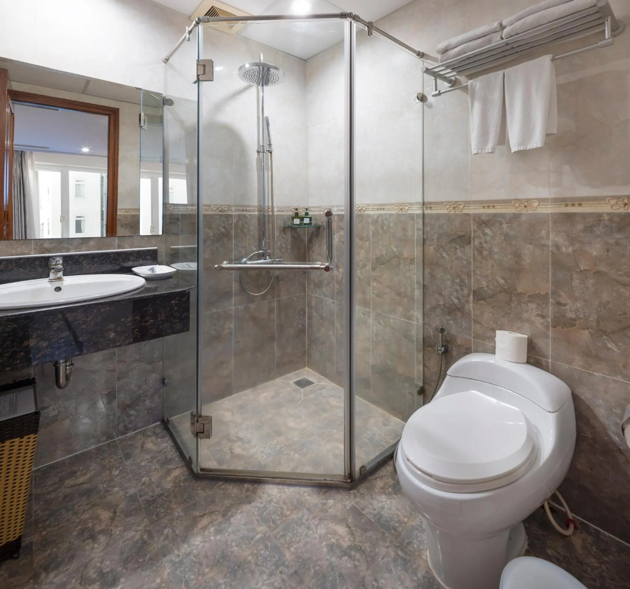 Bathroom in White Lotus Hotel Saigon