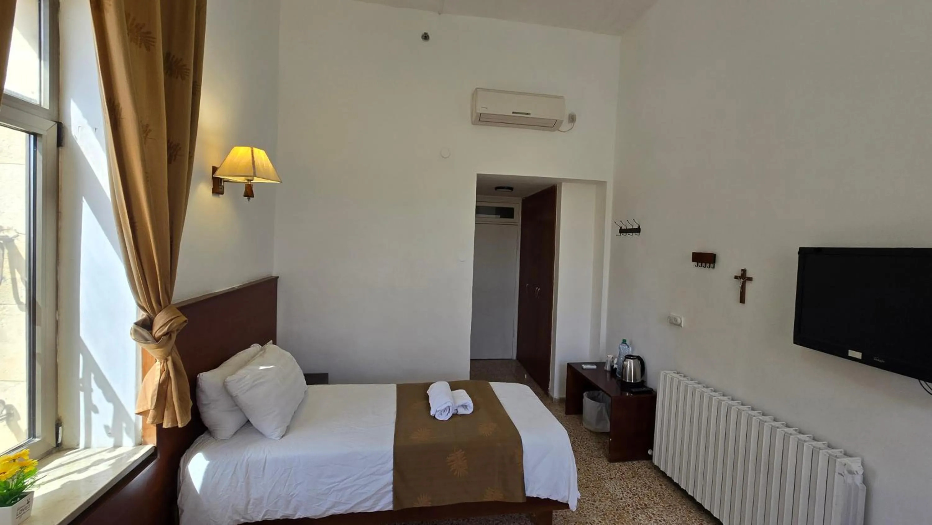 Photo of the whole room, Bed in St Thomas Guesthouse - Jerusalem