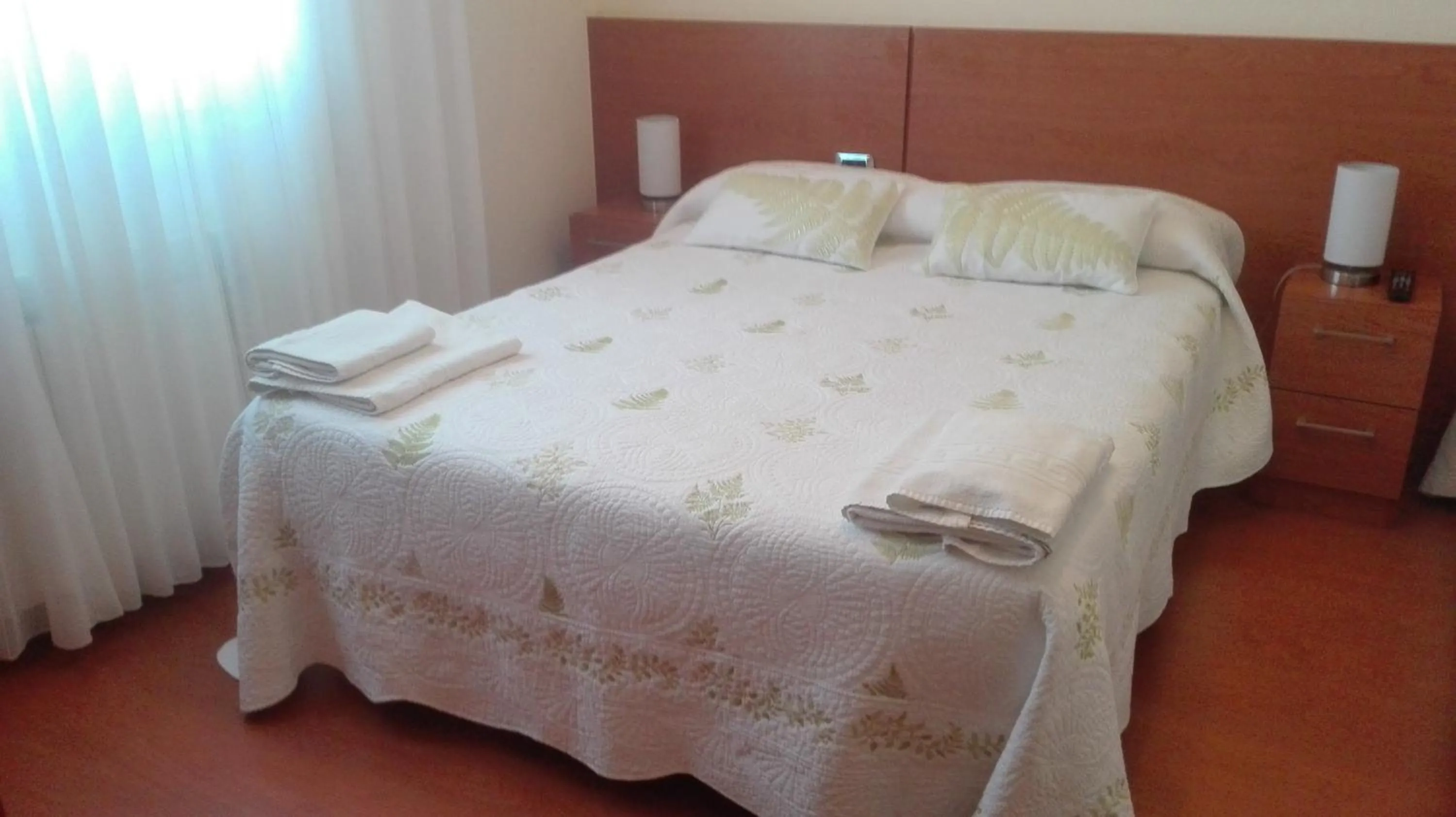 Photo of the whole room, Bed in PortoSantiago