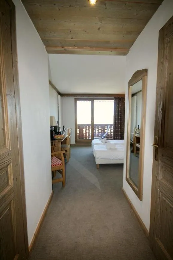 Photo of the whole room in Le Vancouver