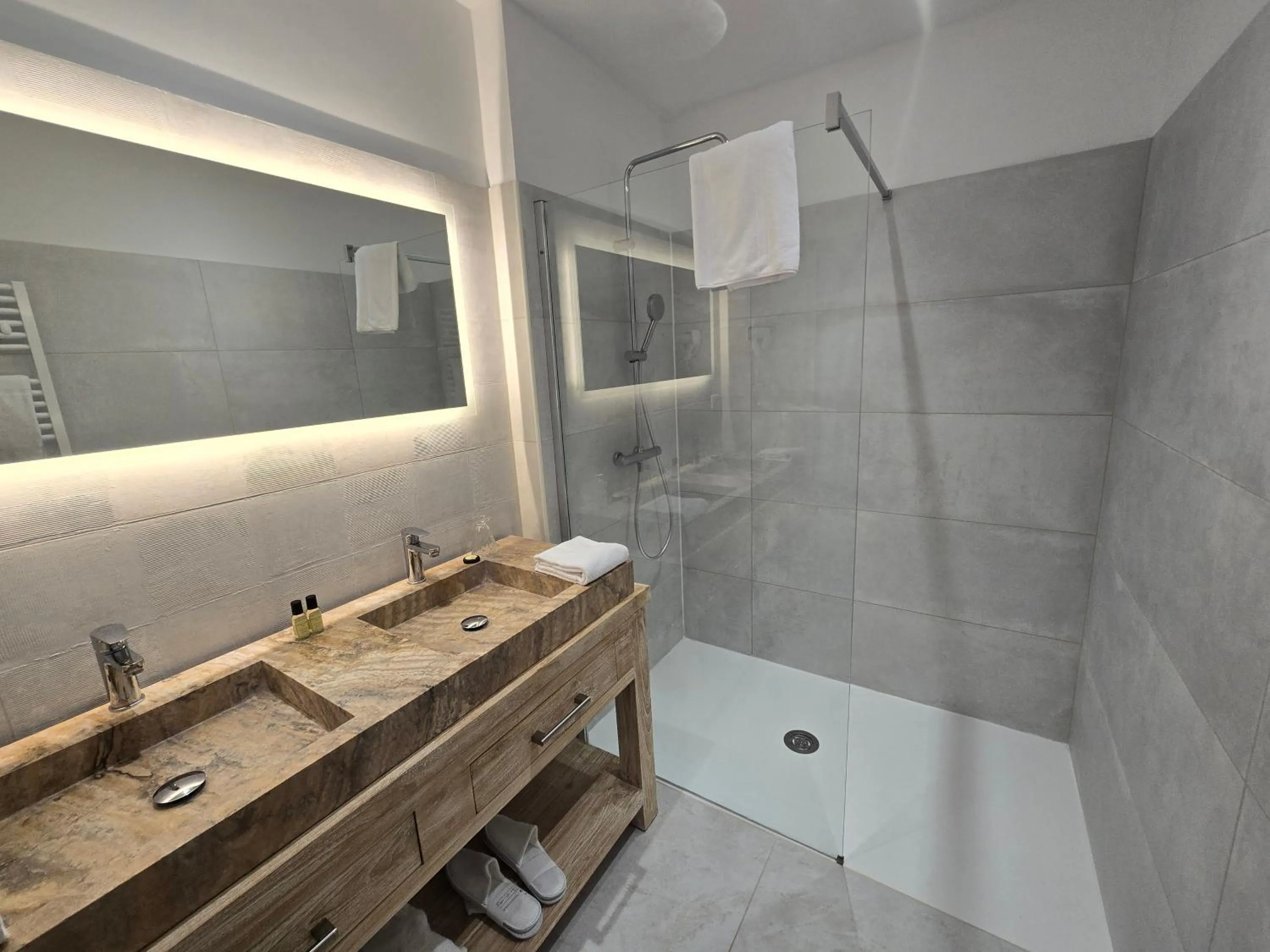 Shower in Château de Chissay