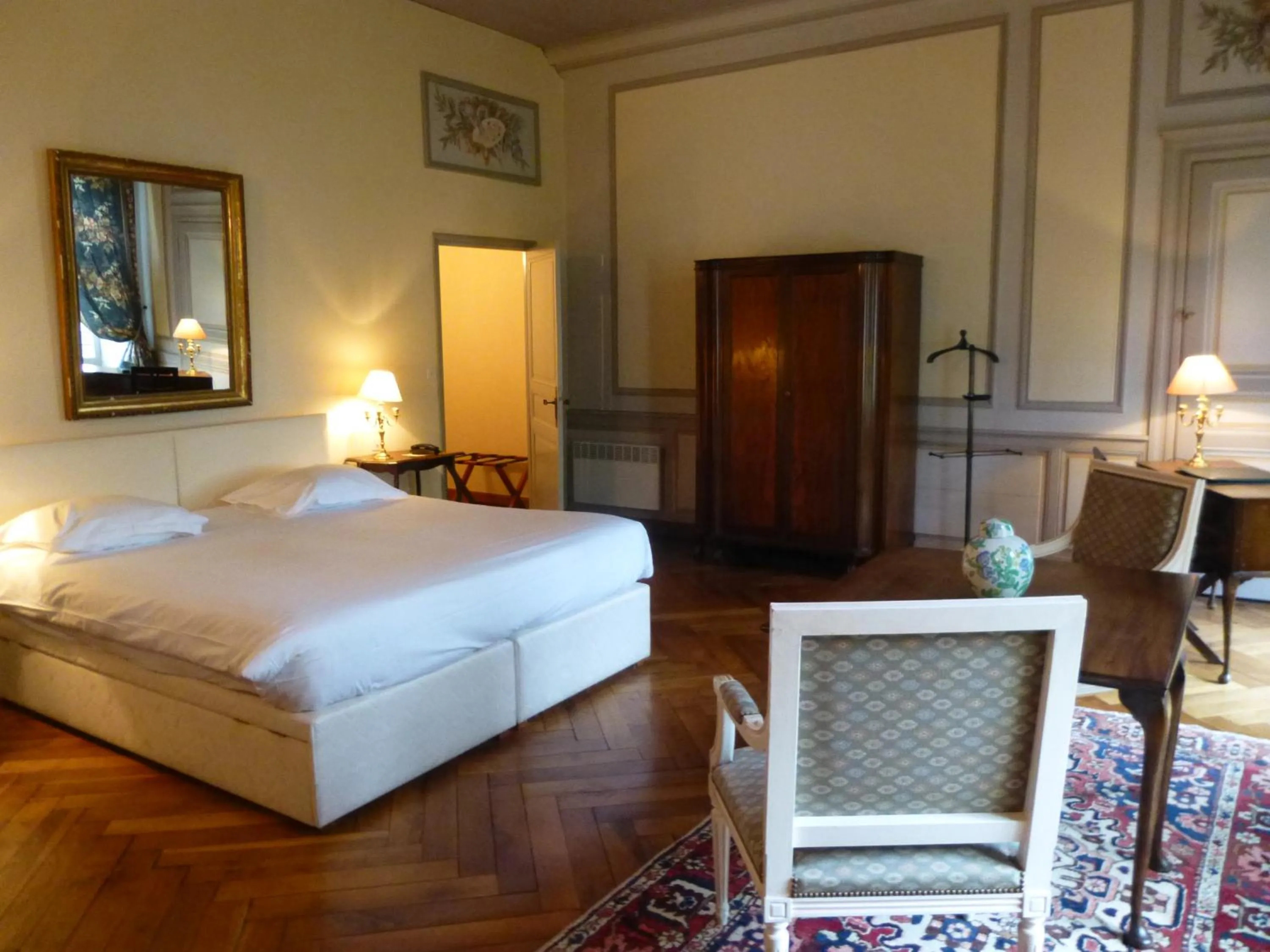 Bedroom, Bed in Château de Chissay
