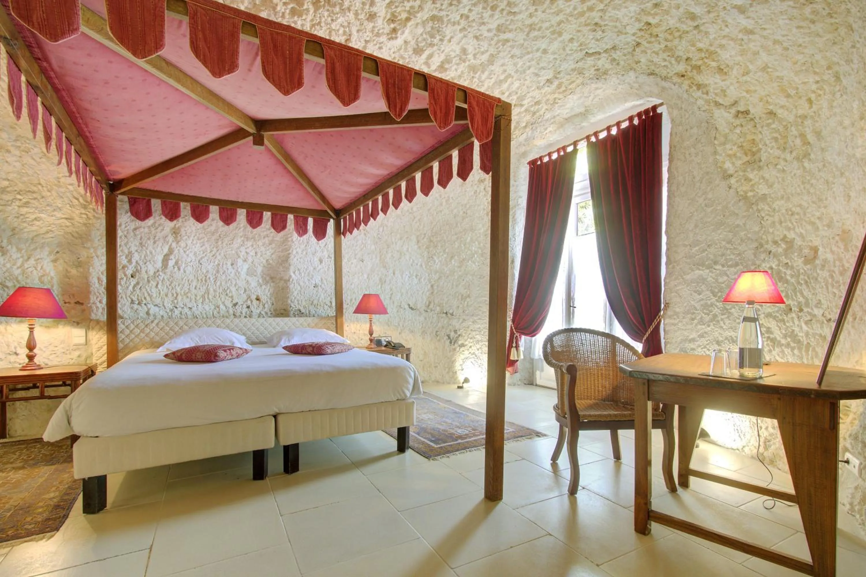 Bed in Château de Chissay