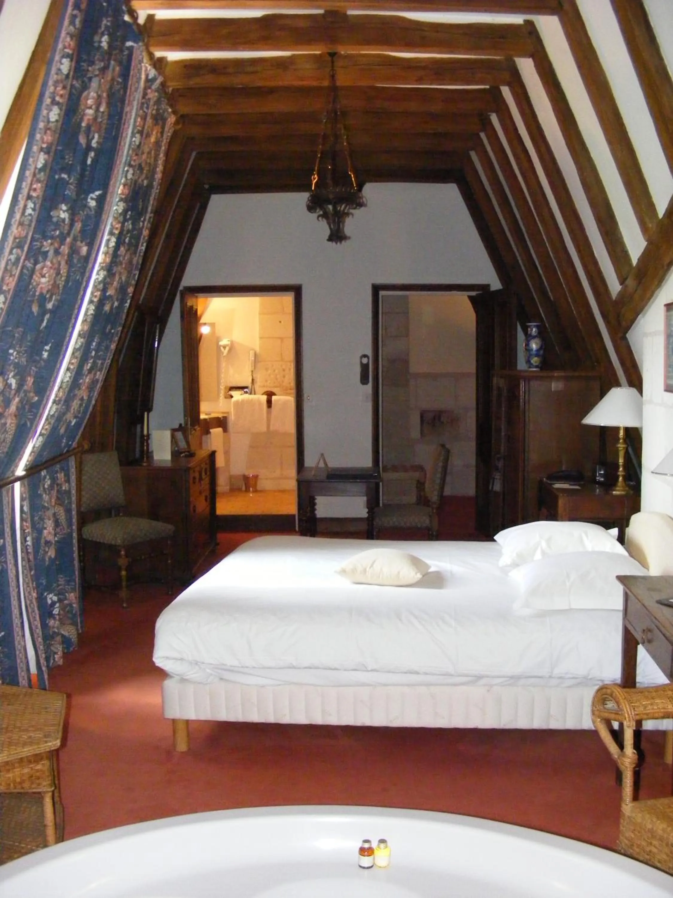Bedroom, Bed in Château de Chissay