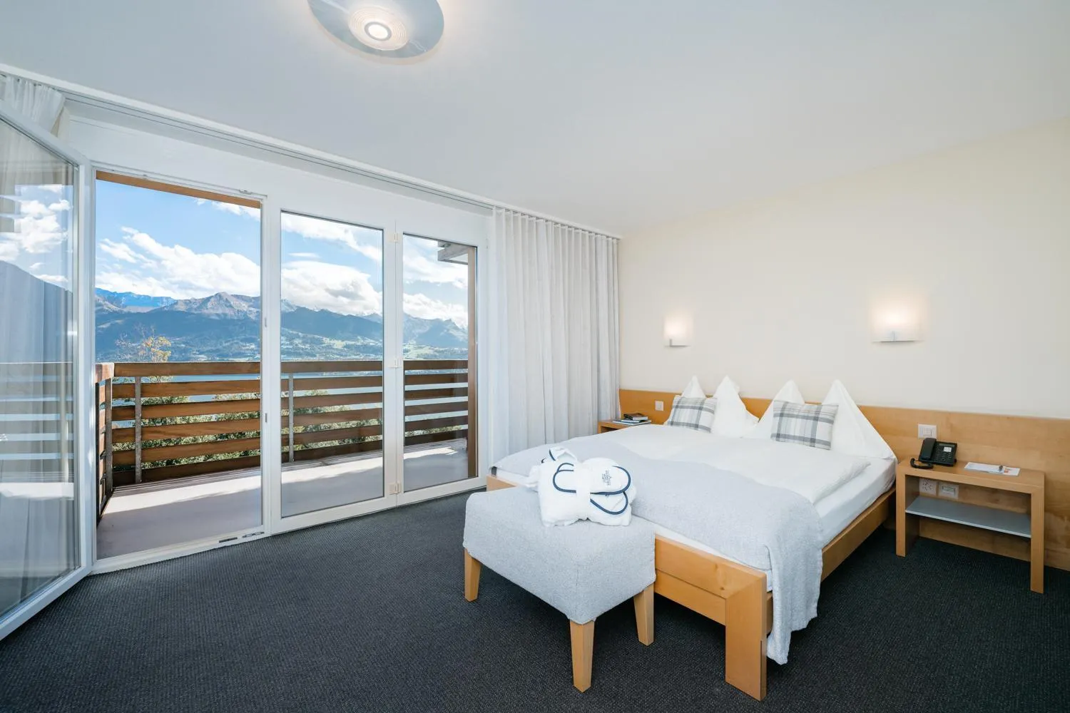 Photo of the whole room, Bed in Solbadhotel Sigriswil