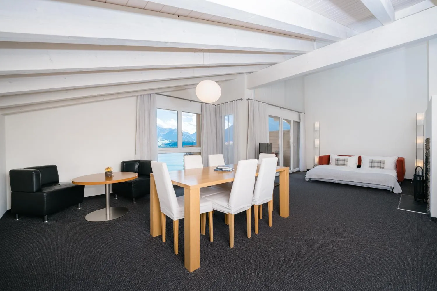 Living room, Bed in Solbadhotel Sigriswil