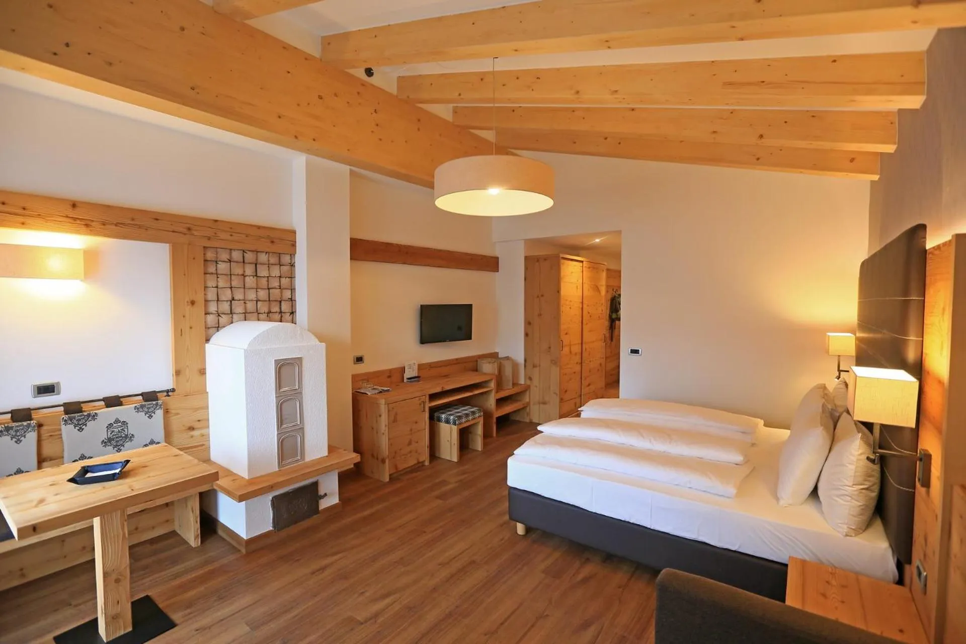 Shower, Bed in Hotel Astoria