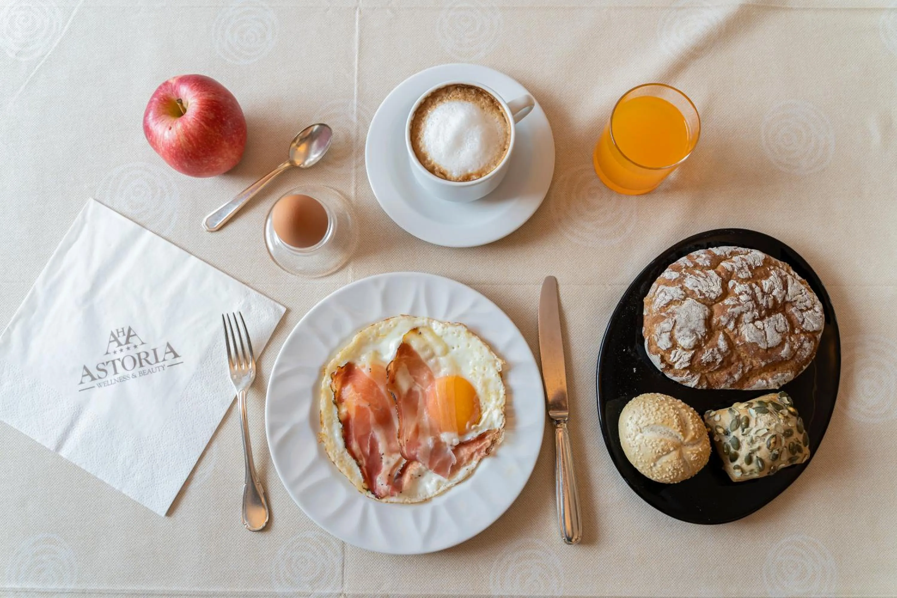 Restaurant/places to eat in Hotel Astoria