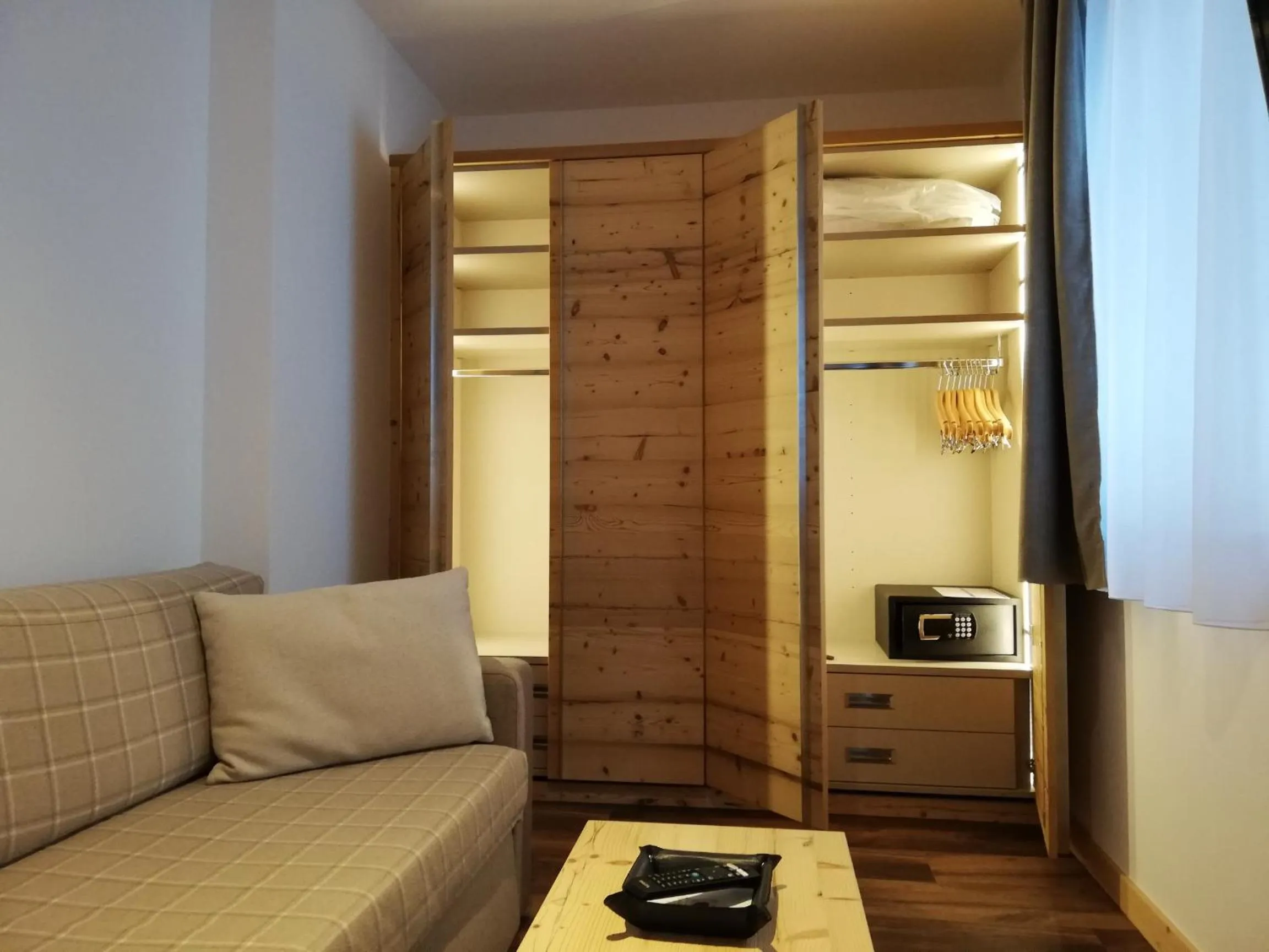 Living room, Bed in Hotel Astoria