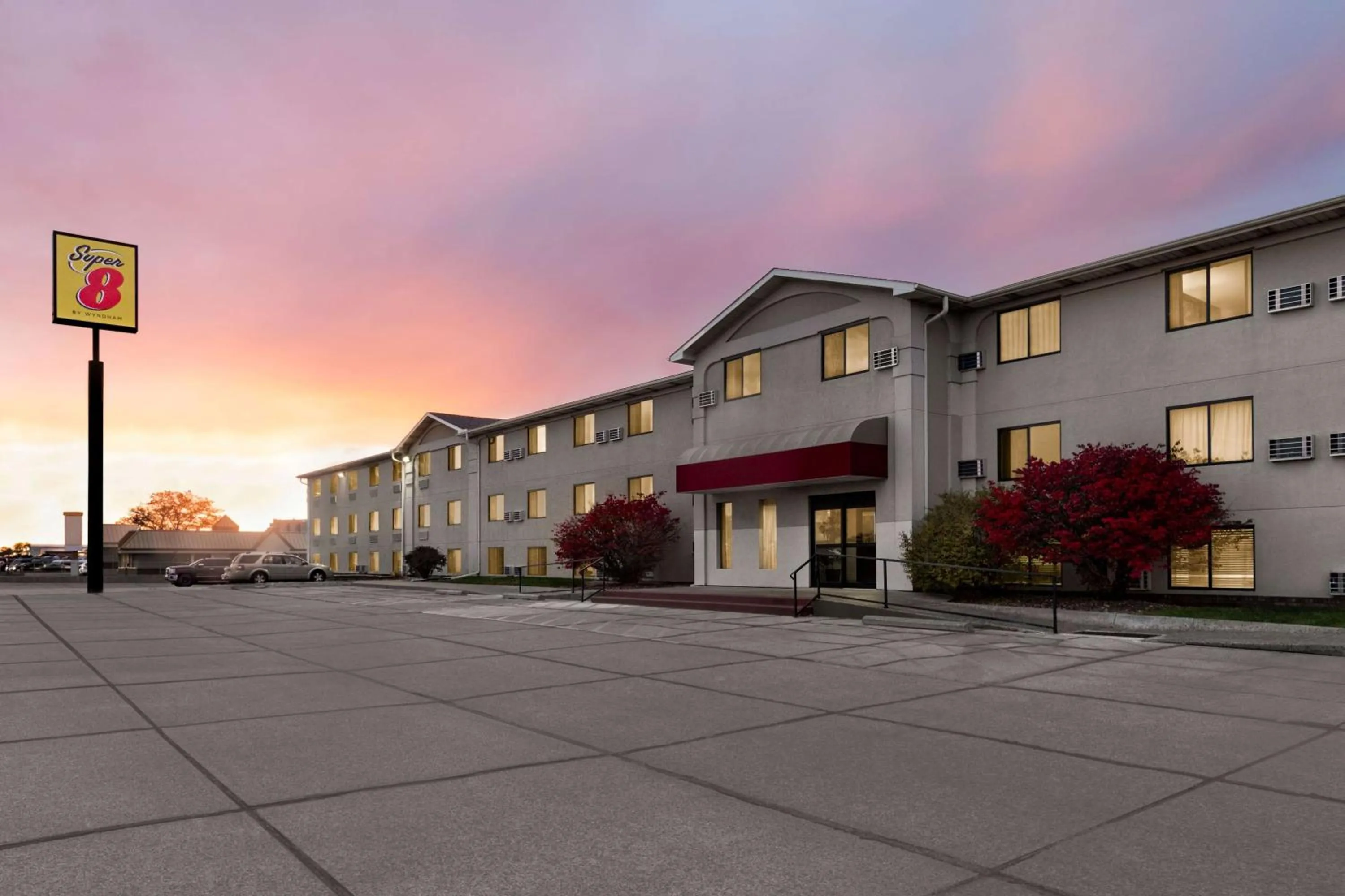 Property building in Super 8 by Wyndham Lincoln North