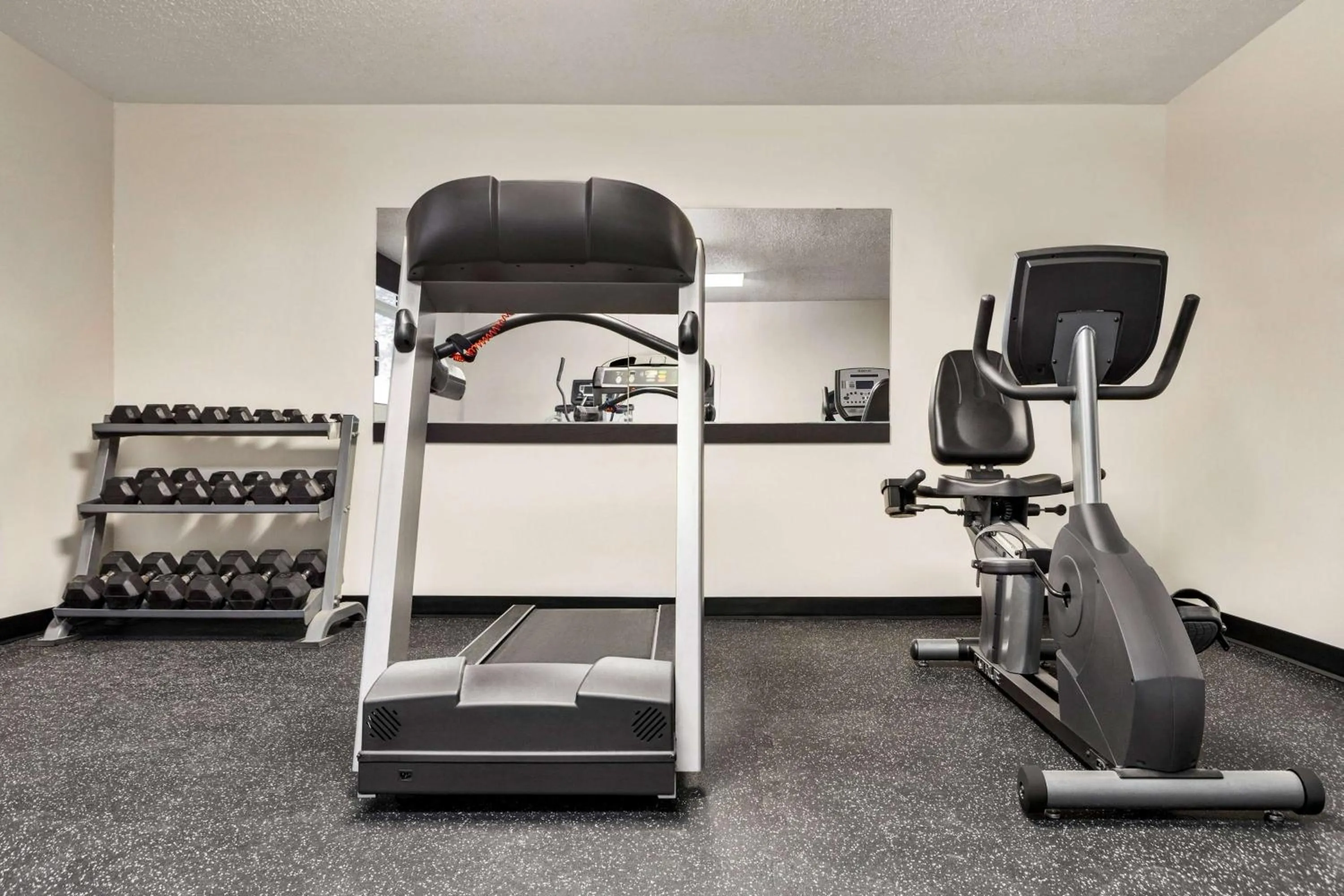 Fitness centre/facilities in Super 8 by Wyndham Lincoln North