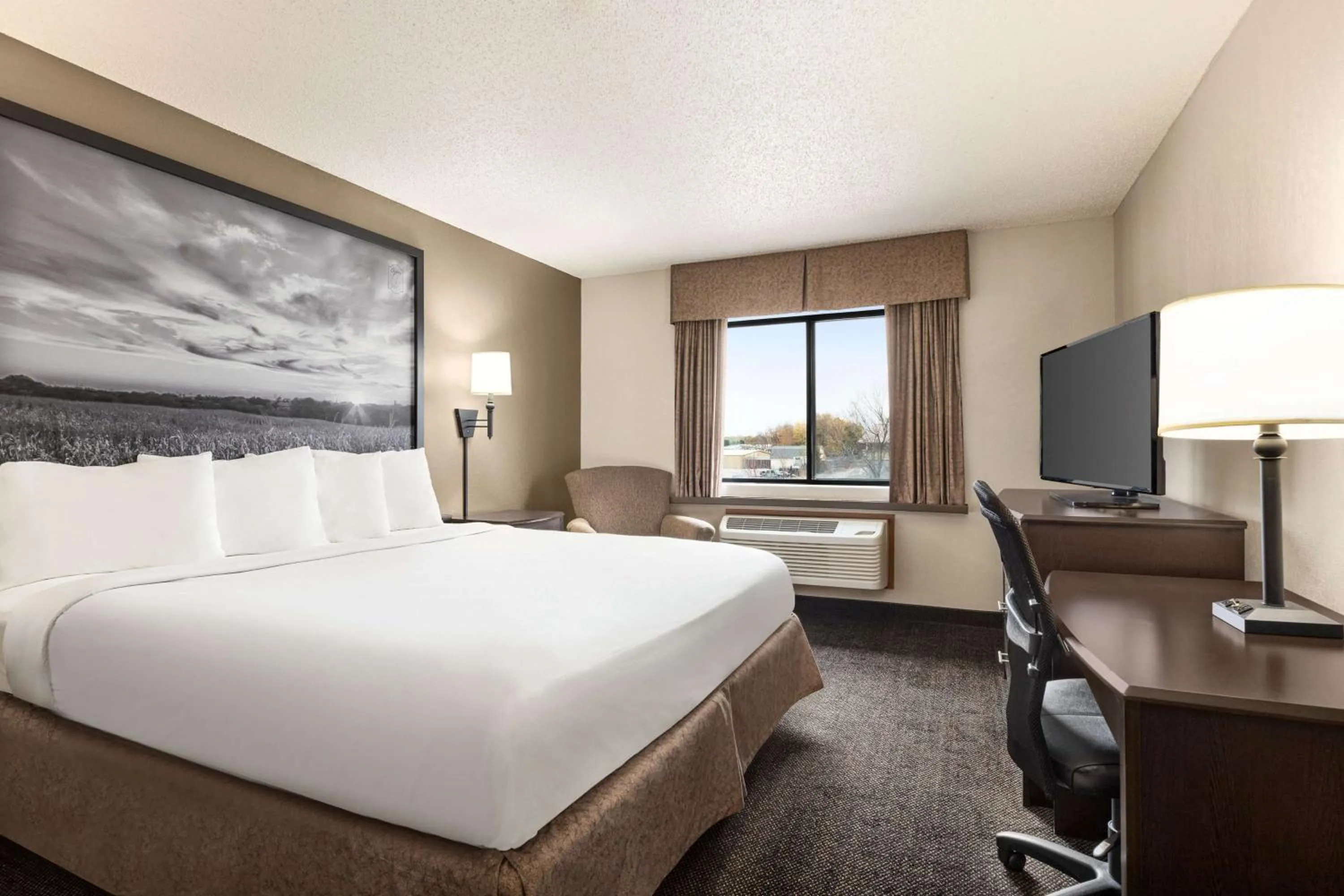 Photo of the whole room, Bed in Super 8 by Wyndham Lincoln North