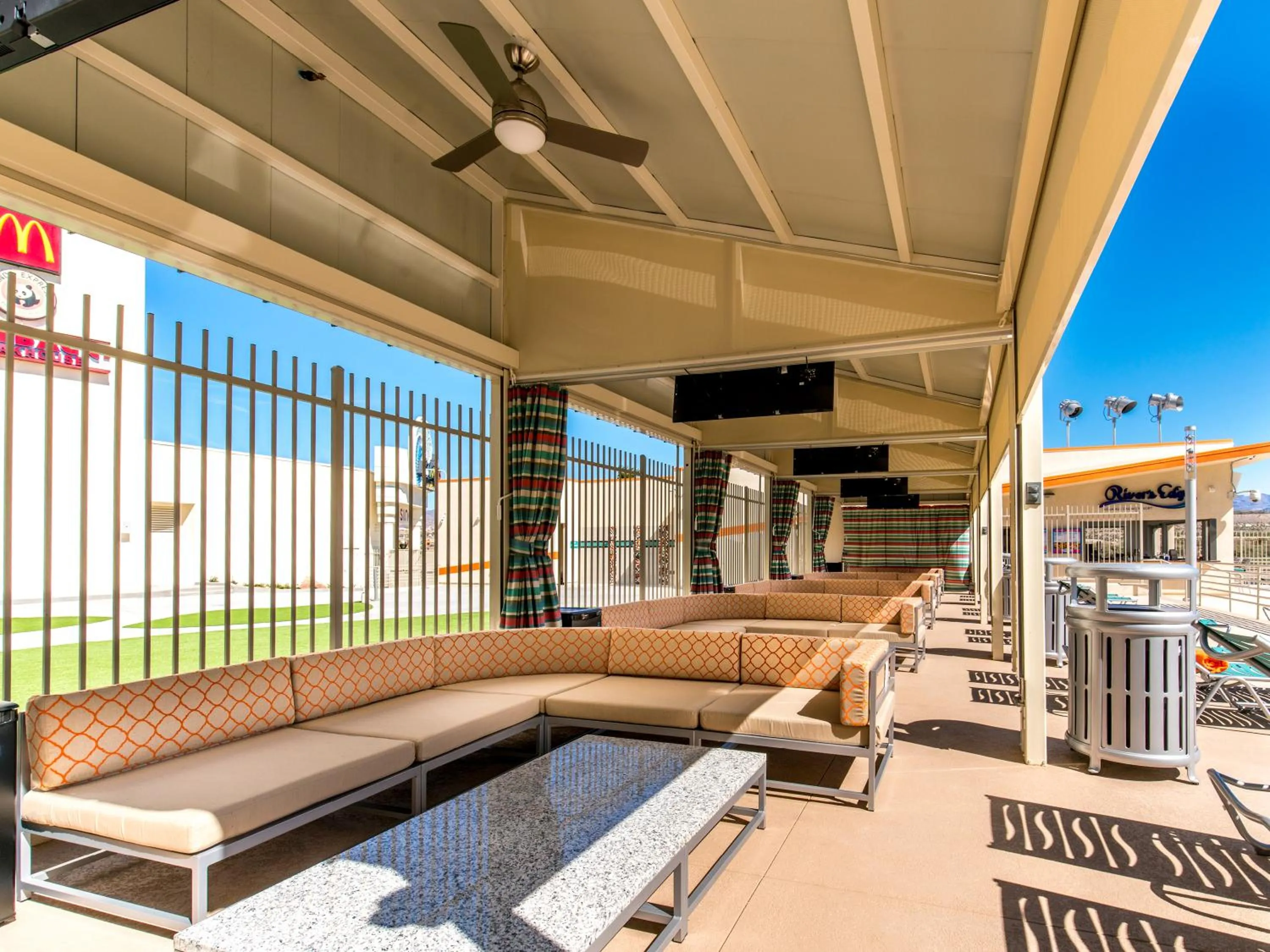 Swimming pool in Aquarius Casino Resort