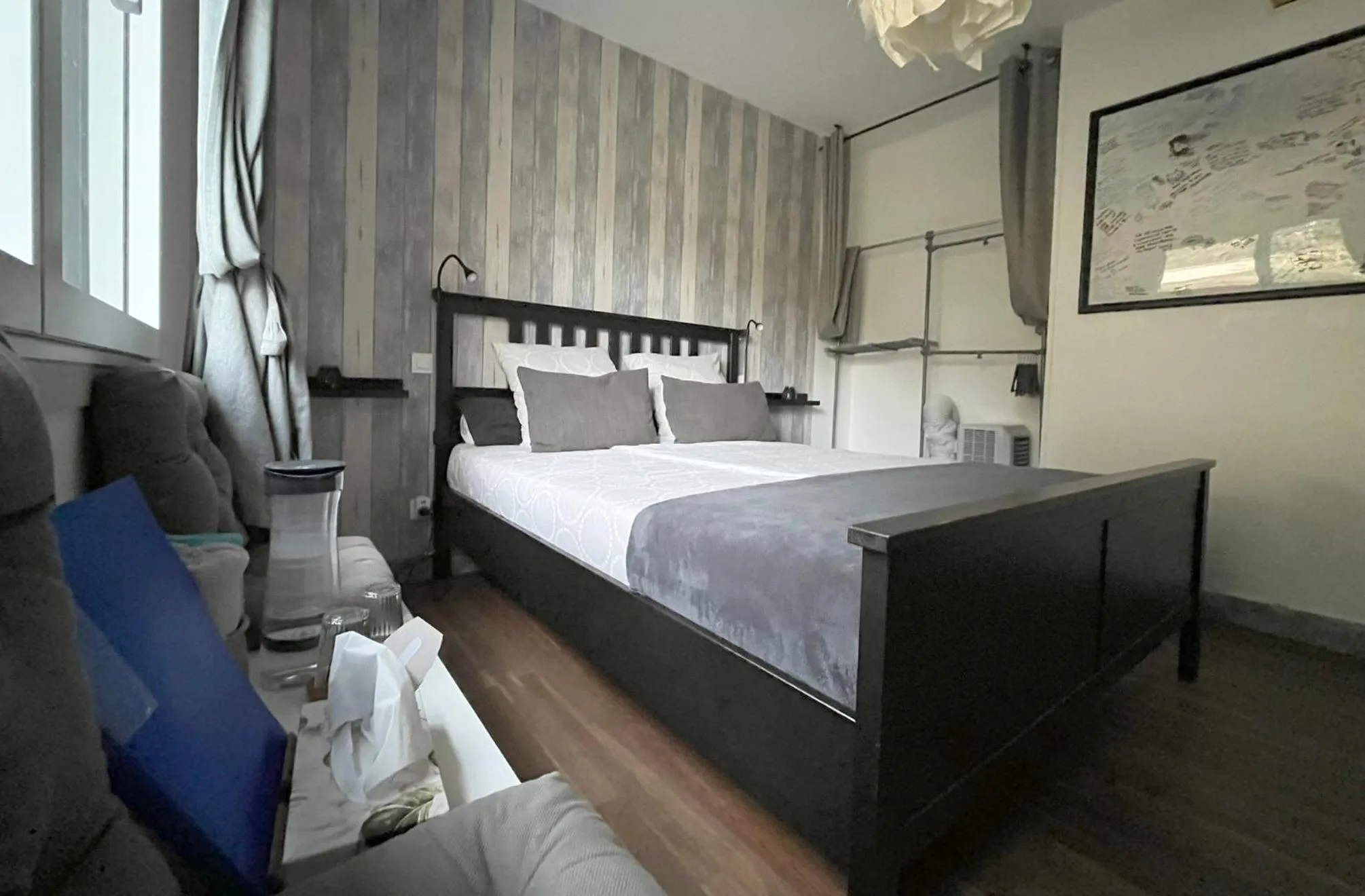 Photo of the whole room, Bed in Chez Flo et Marc