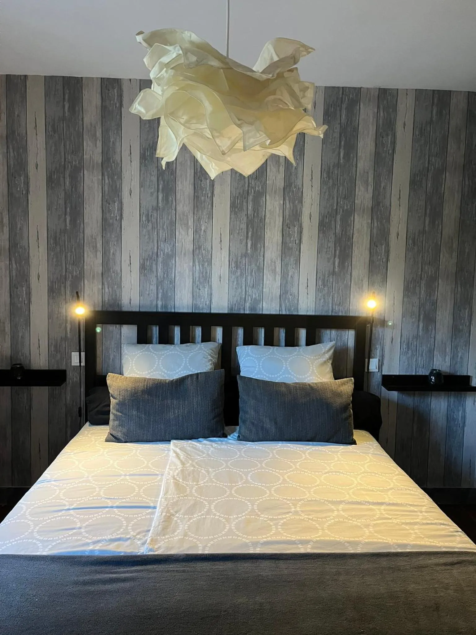 Photo of the whole room, Bed in Chez Flo et Marc