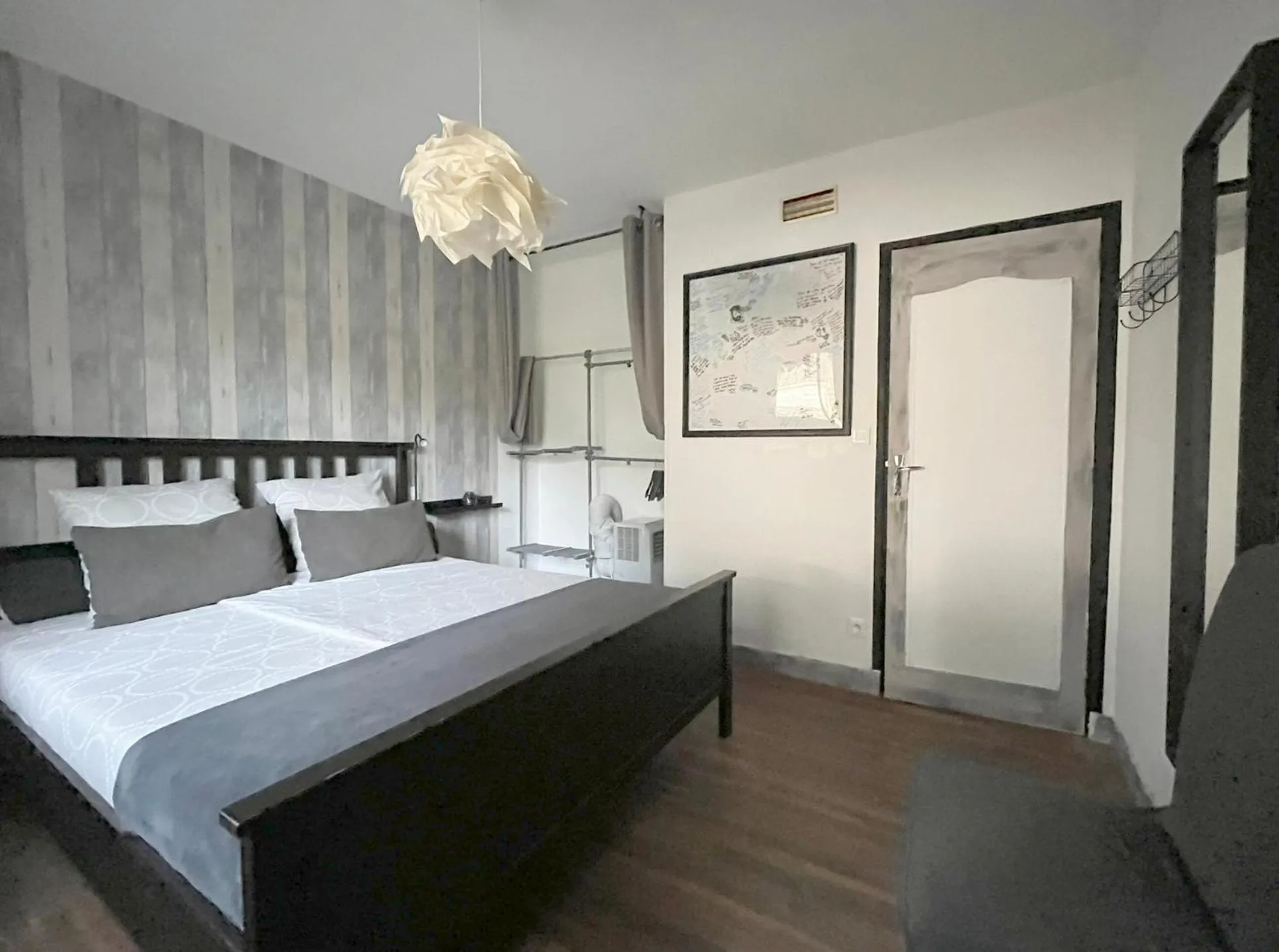 Photo of the whole room, Bed in Chez Flo et Marc