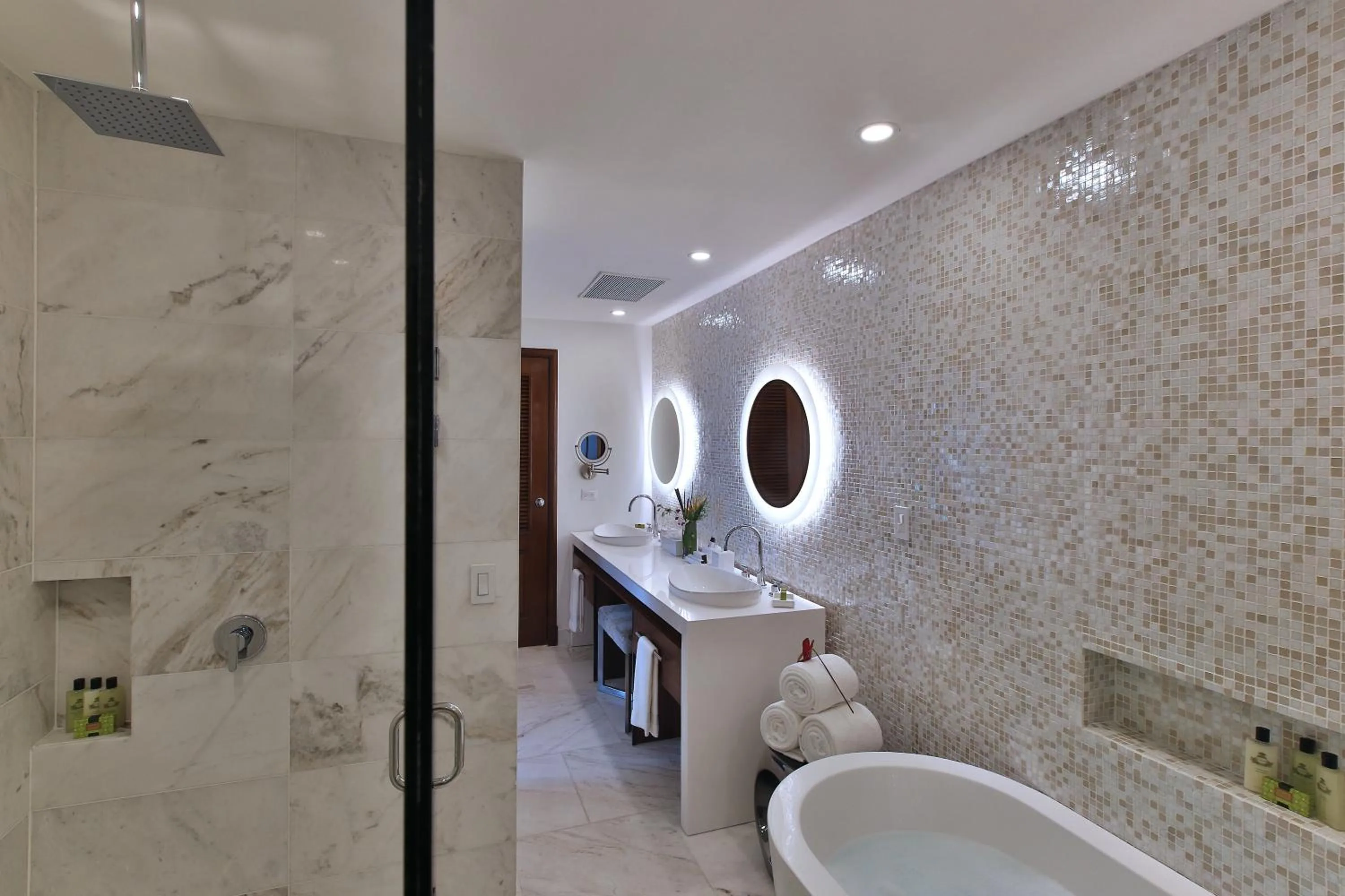 Bathroom in Real Intercontinental Metrocentro Managua by IHG