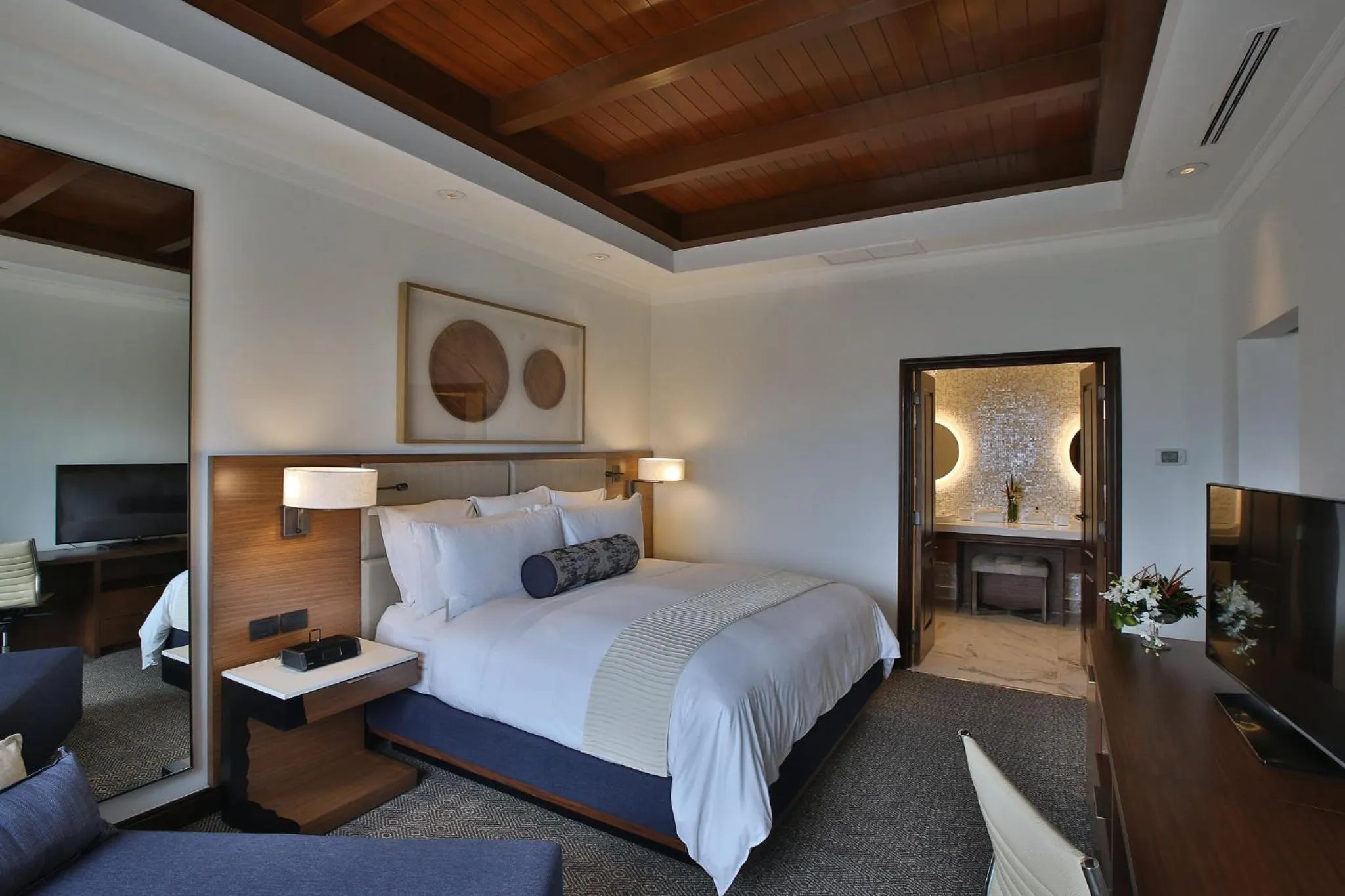 Photo of the whole room, Bed in Real Intercontinental Metrocentro Managua by IHG