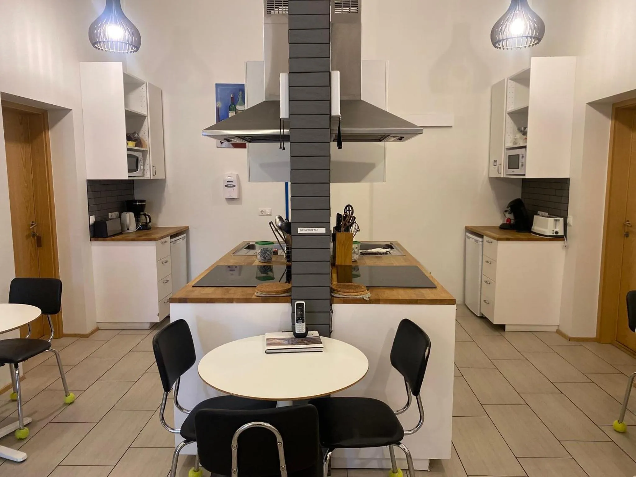 Communal kitchen in Kirkjufell Guesthouse and Apartments