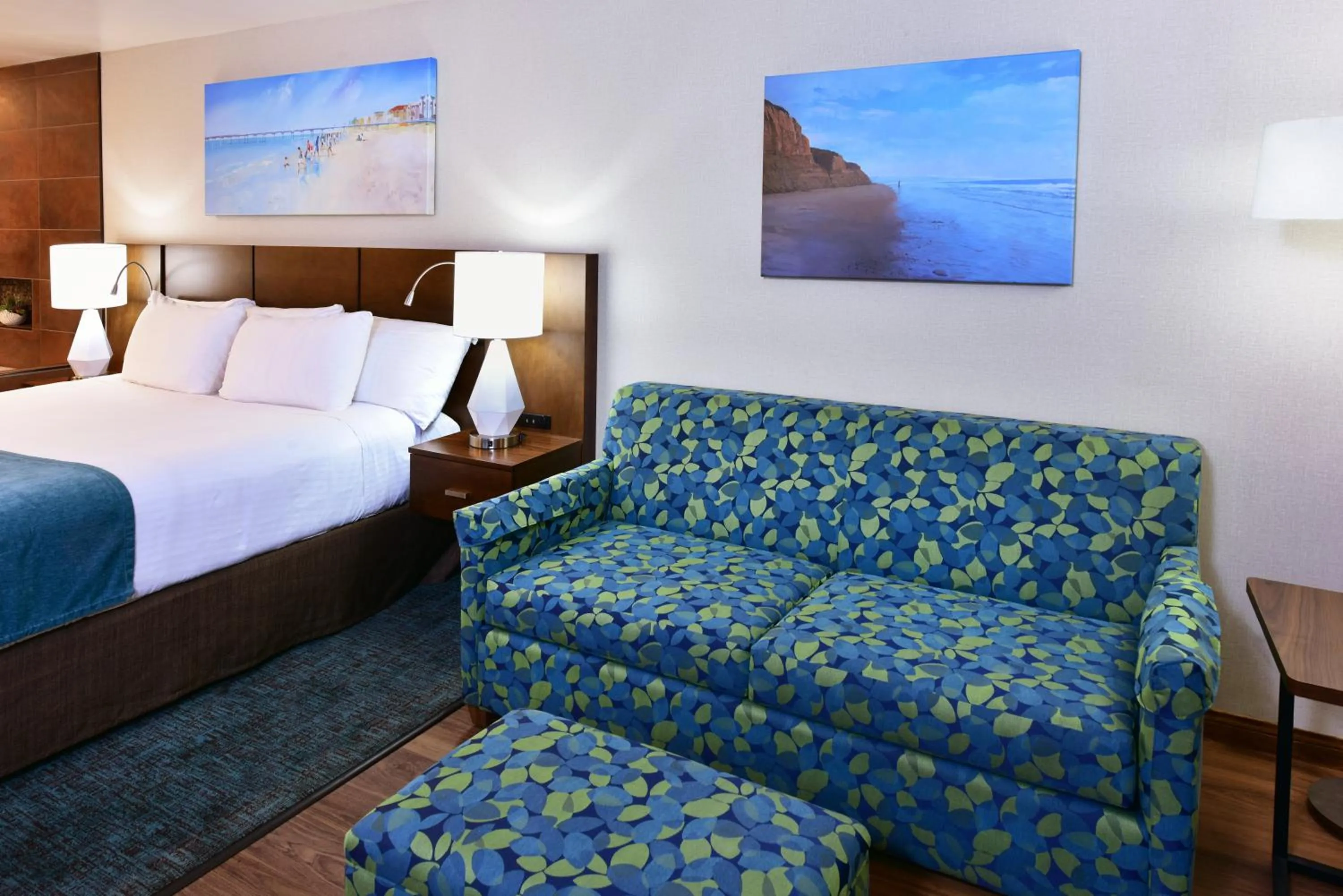 Seating area, Bed in Old Town Inn