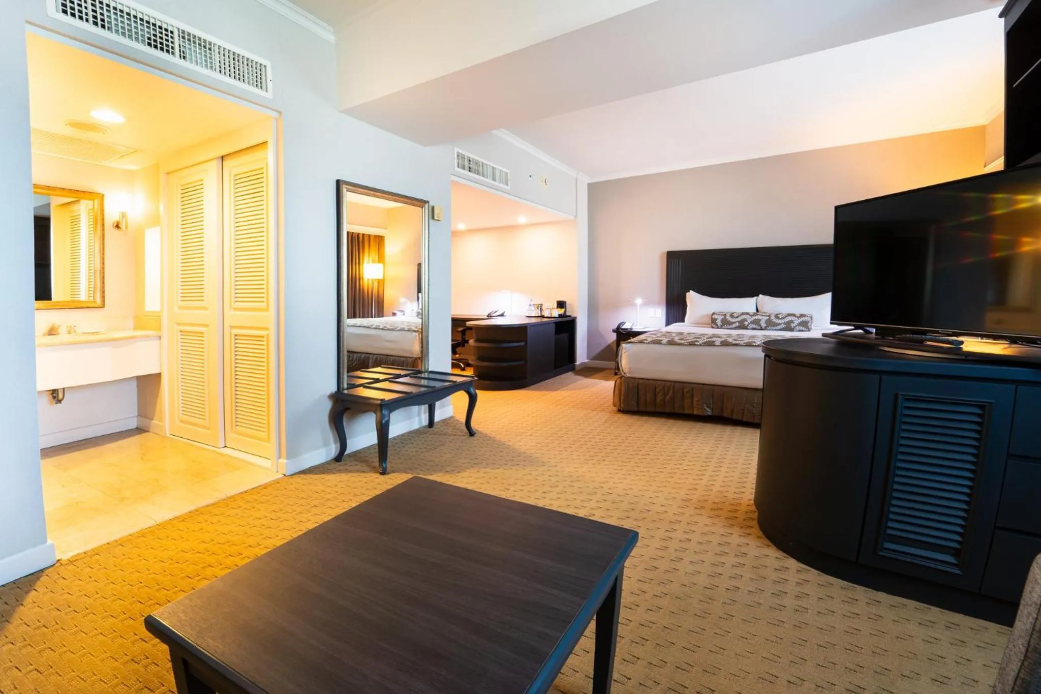 Photo of the whole room, Bed in Crowne Plaza Managua by IHG