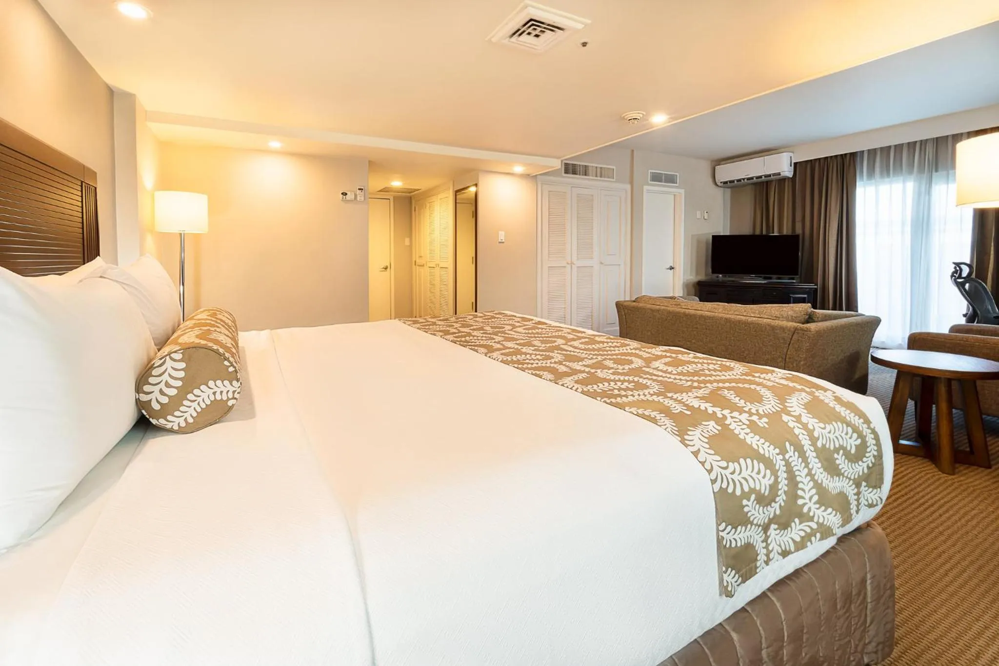 Photo of the whole room, Bed in Crowne Plaza Managua by IHG