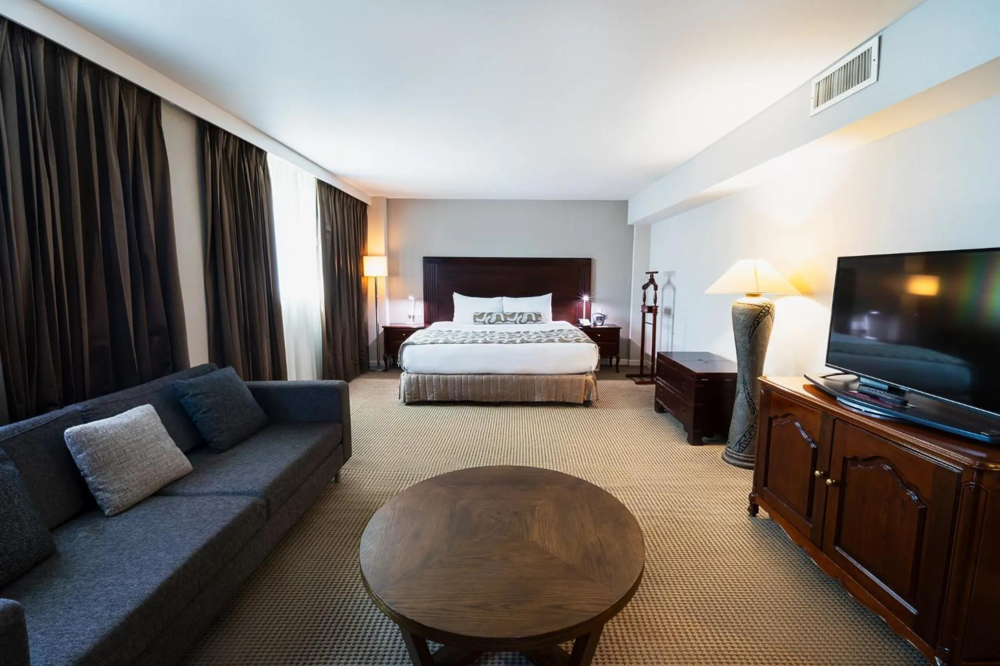 Photo of the whole room, Bed in Crowne Plaza Managua by IHG