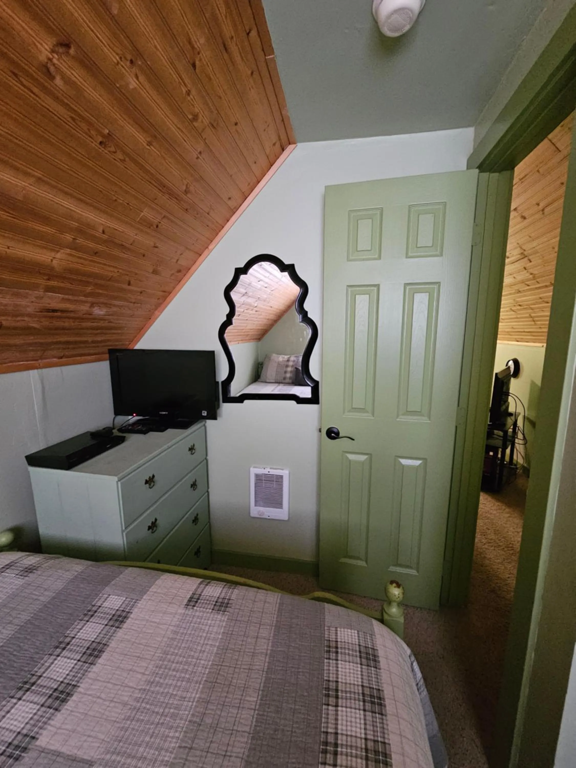 Bed in Packwood Ski & Vacation Getaway