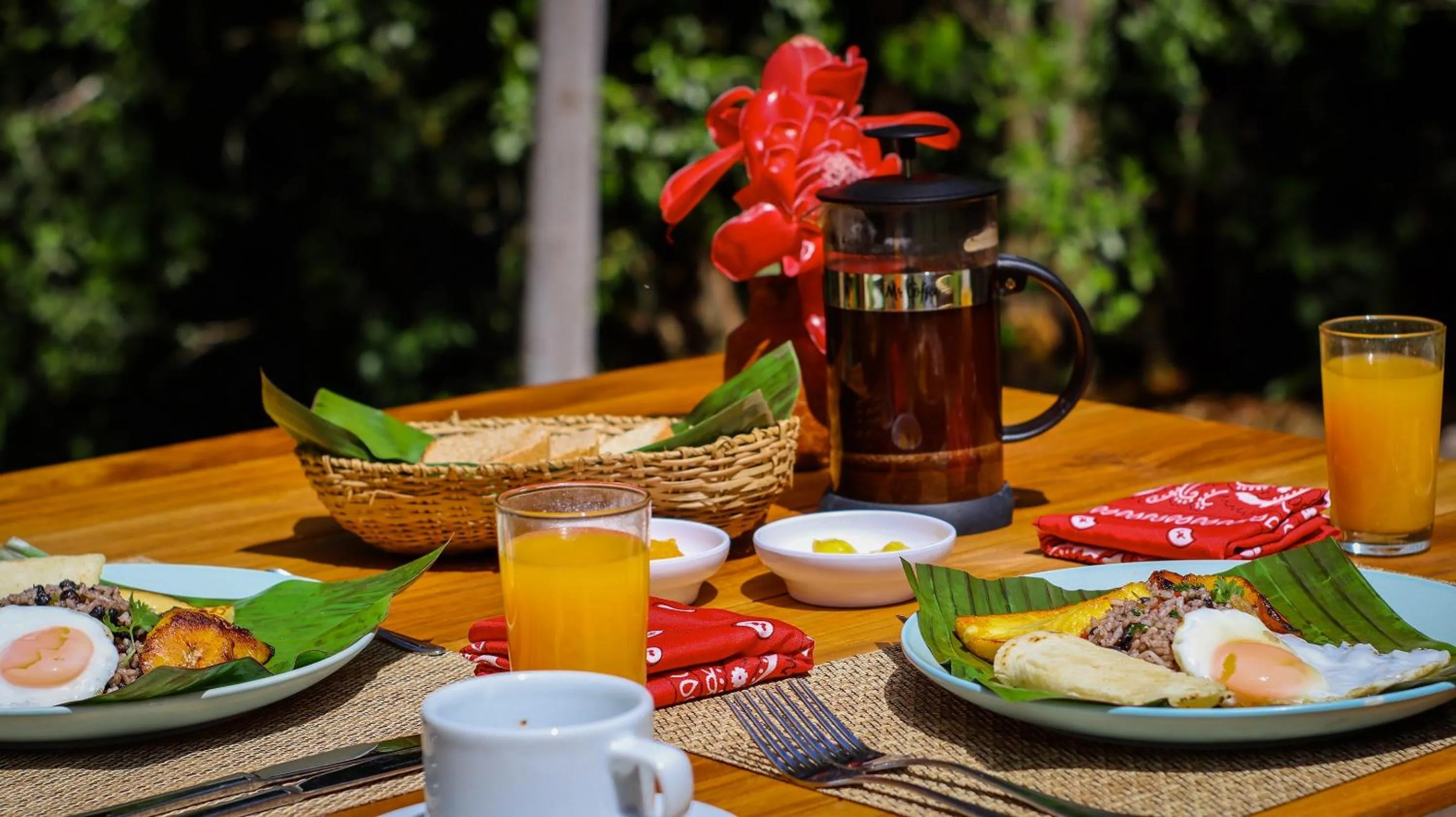 Breakfast in Pacuare Lodge by Böëna
