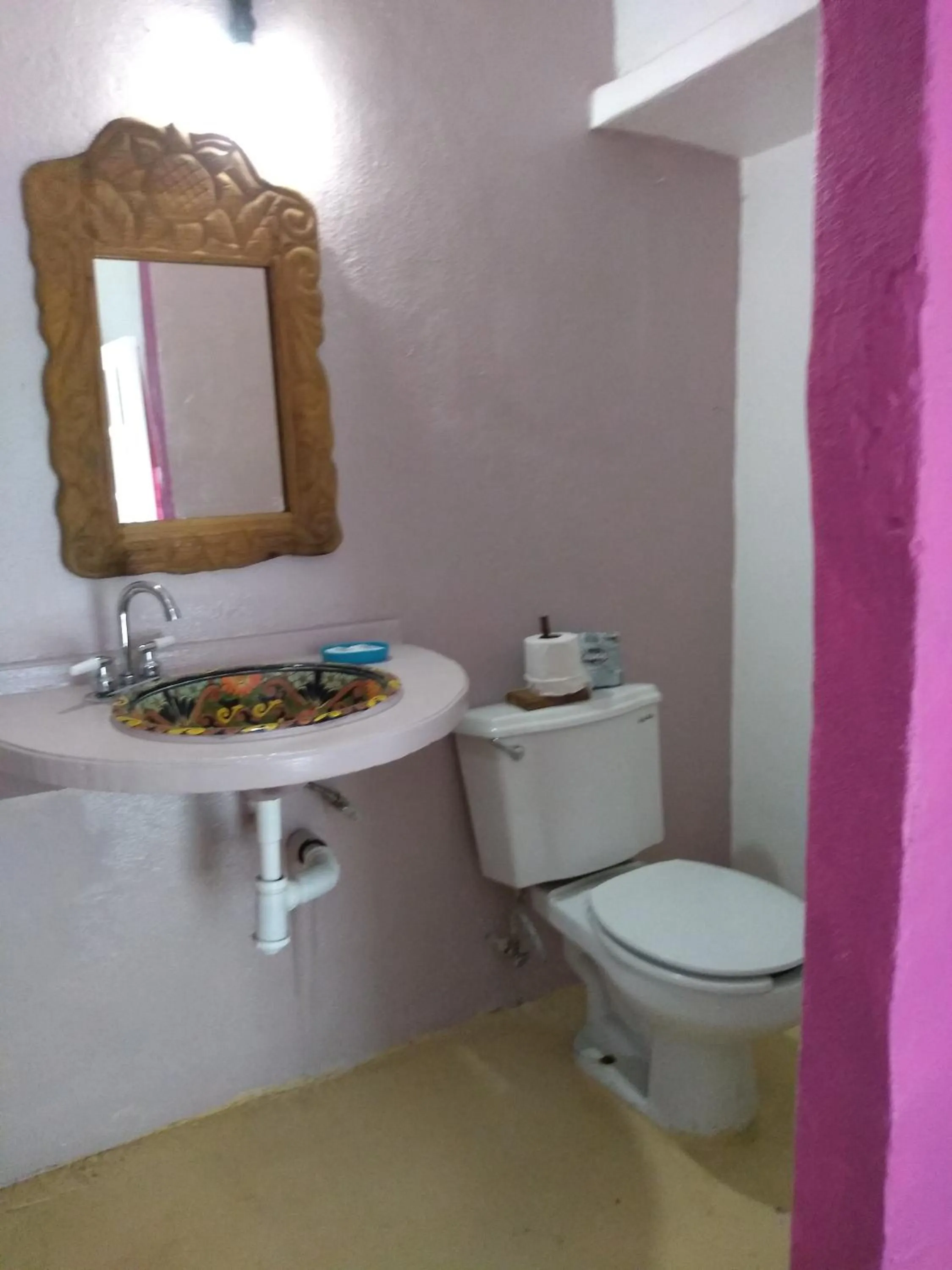 Bathroom in Lola Atlachinolli