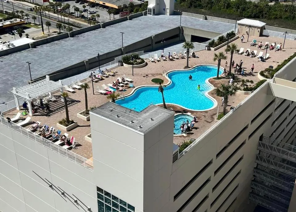 LAKETOWN 5 POOLs STEPS TO BEACH FAMILY FRIENDLY