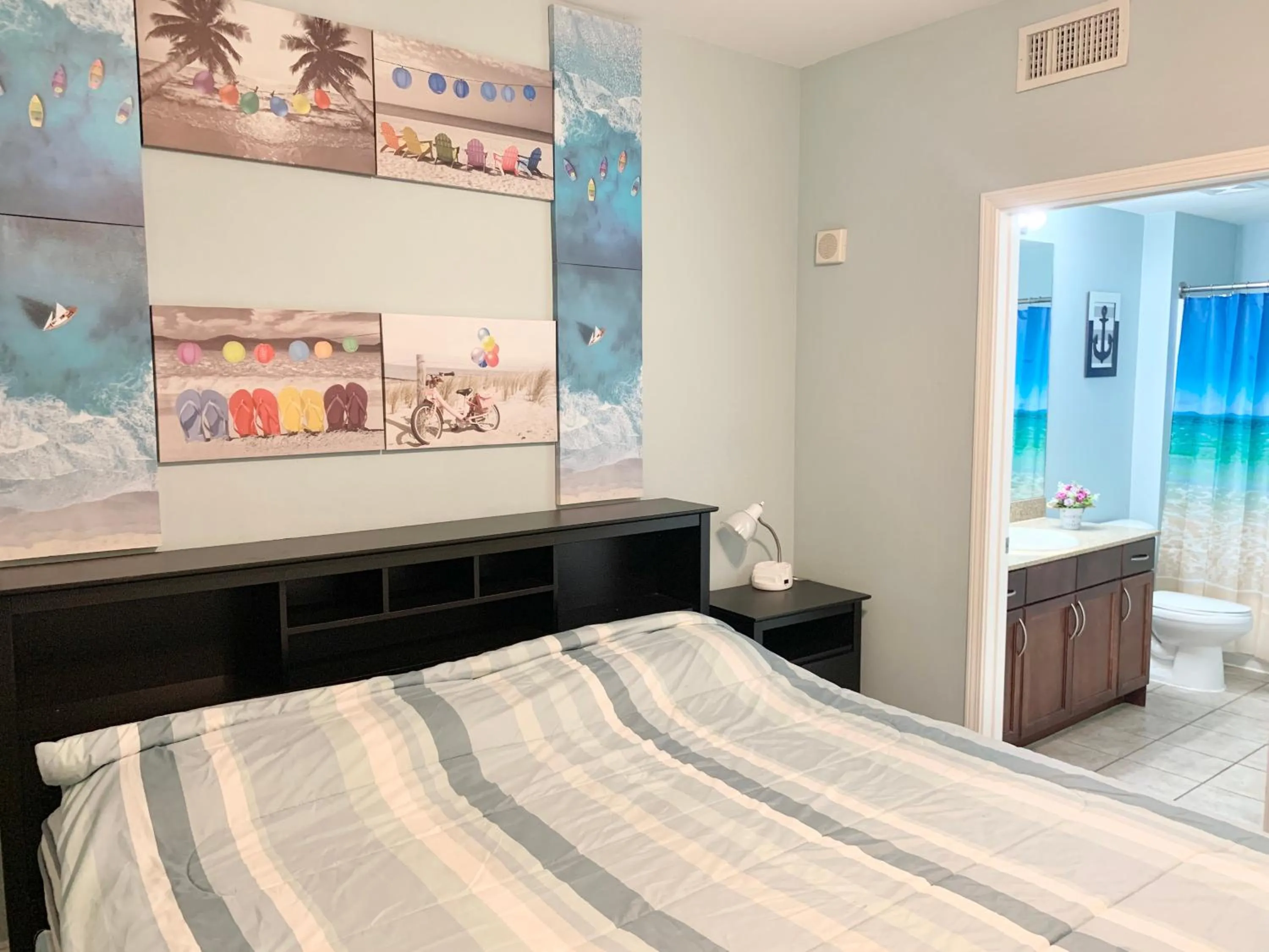 Bed in LAKETOWN 5 POOLs STEPS TO BEACH FAMILY FRIENDLY