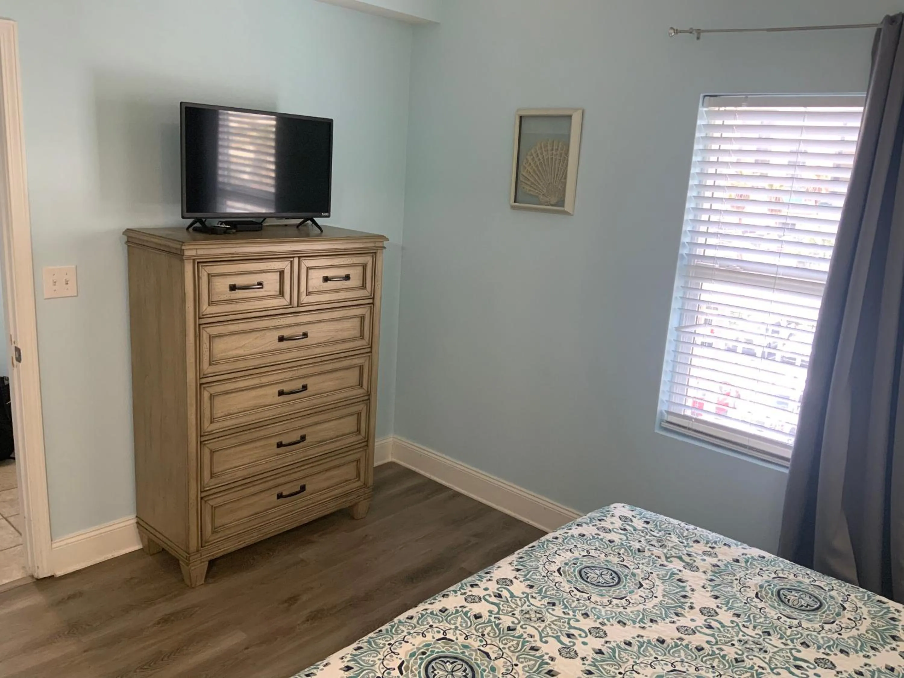 Bed in LAKETOWN 5 POOLs STEPS TO BEACH FAMILY FRIENDLY